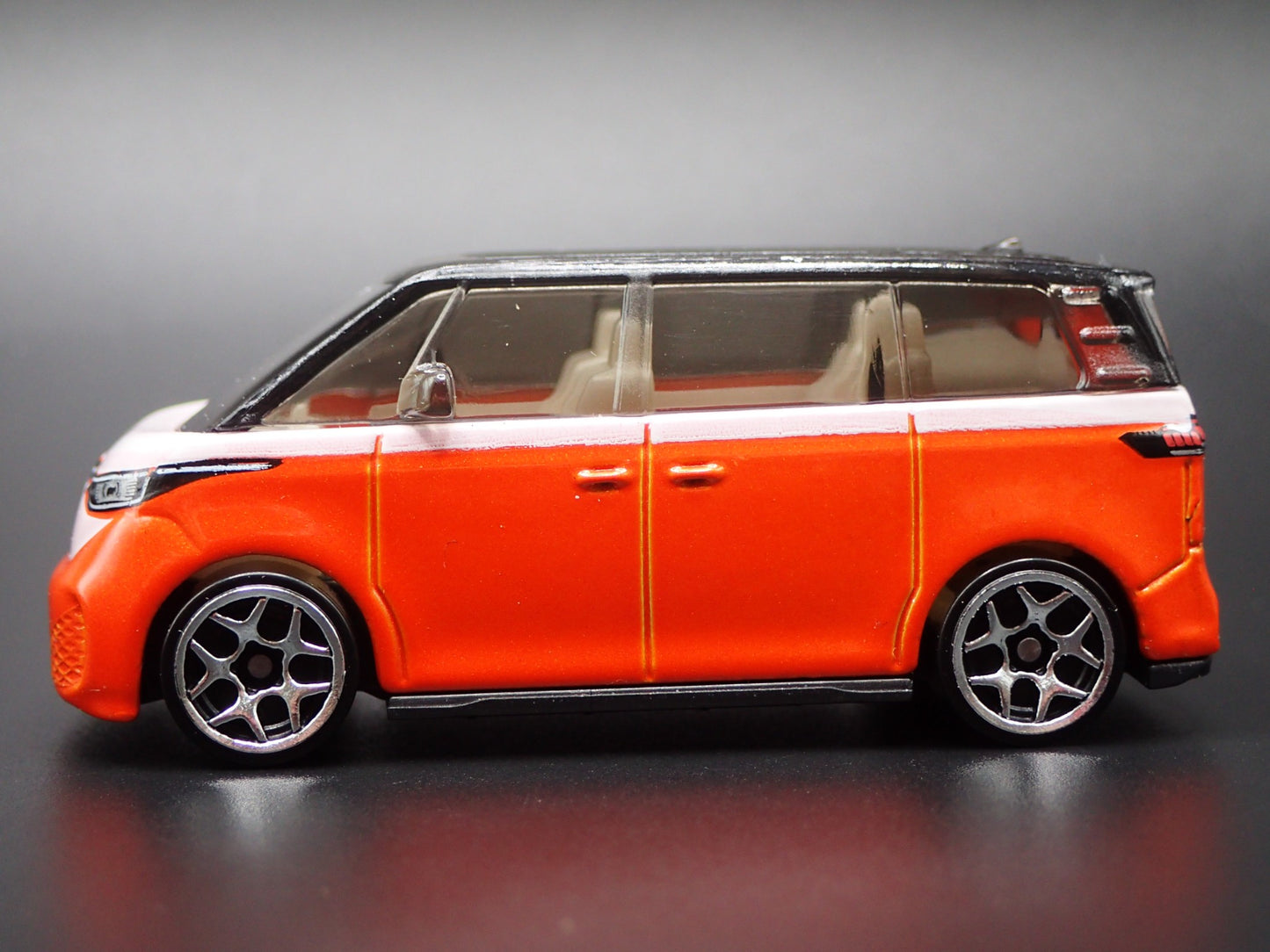 2025 25 VW VOLKSWAGEN ID BUZZ ELECTRIC CAR ORANGE 1:64 SCALE DIECAST MODEL CAR