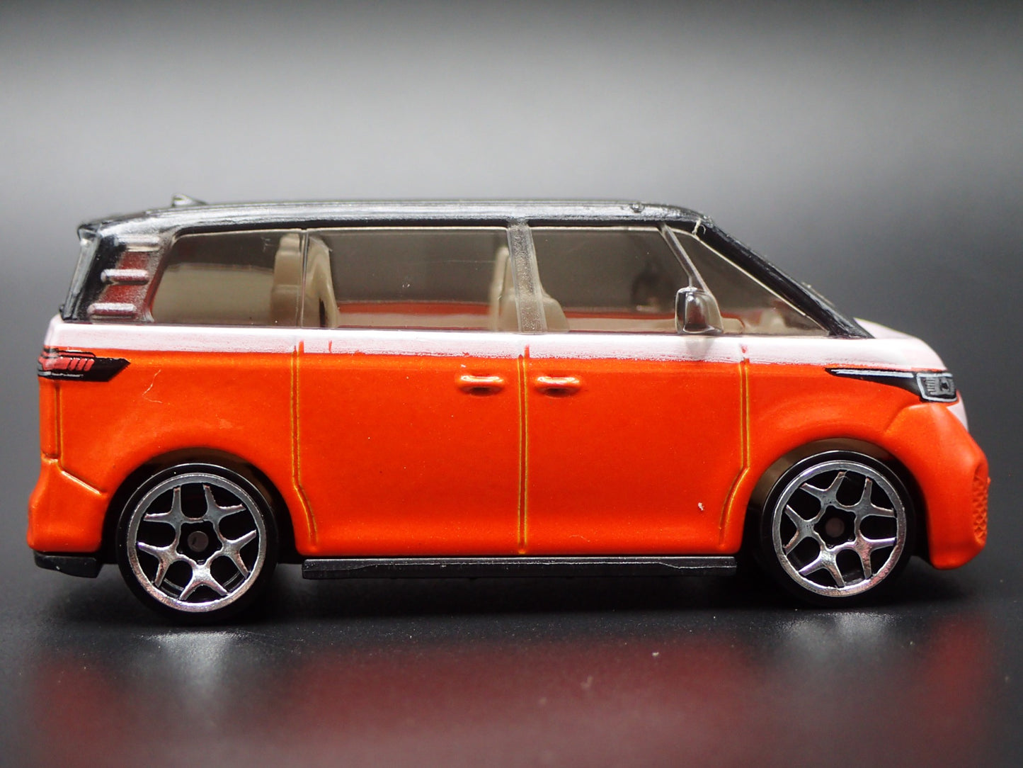 2025 25 VW VOLKSWAGEN ID BUZZ ELECTRIC CAR ORANGE 1:64 SCALE DIECAST MODEL CAR