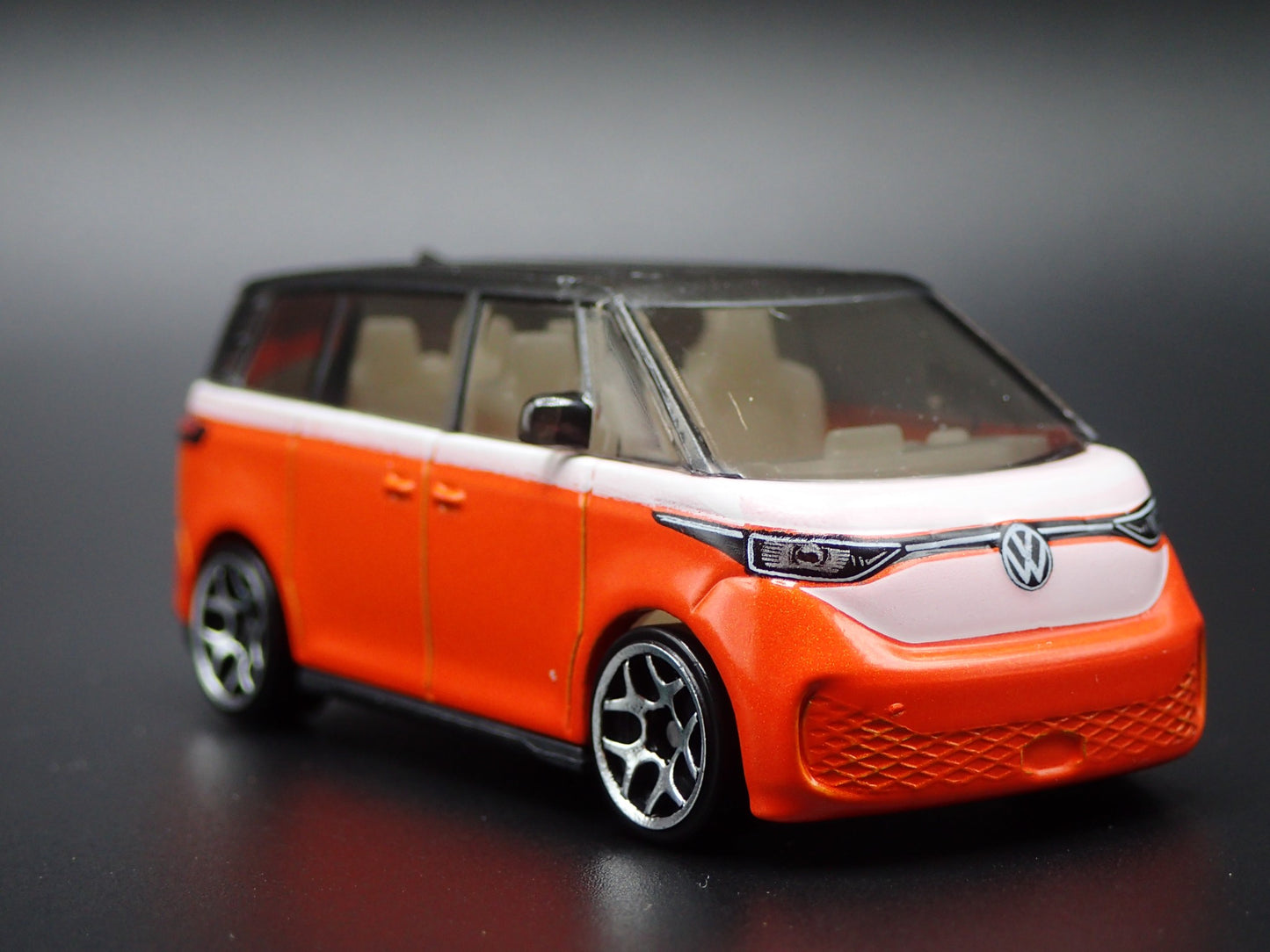 2025 25 VW VOLKSWAGEN ID BUZZ ELECTRIC CAR ORANGE 1:64 SCALE DIECAST MODEL CAR