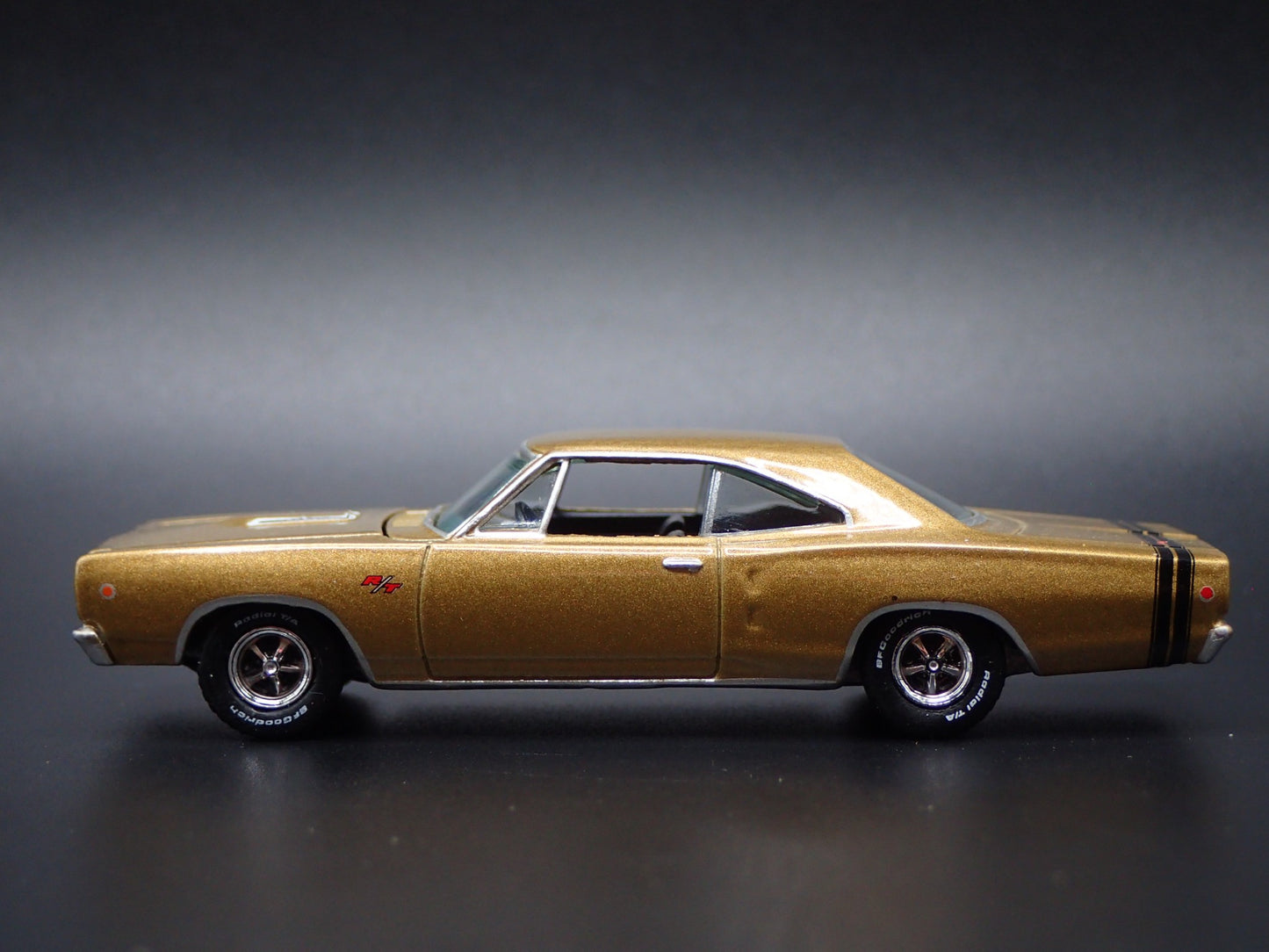 1968 68 DODGE CORONET RT GOLD 1:64 SCALE COLLECTIBLE DIORAMA DIECAST MODEL CAR