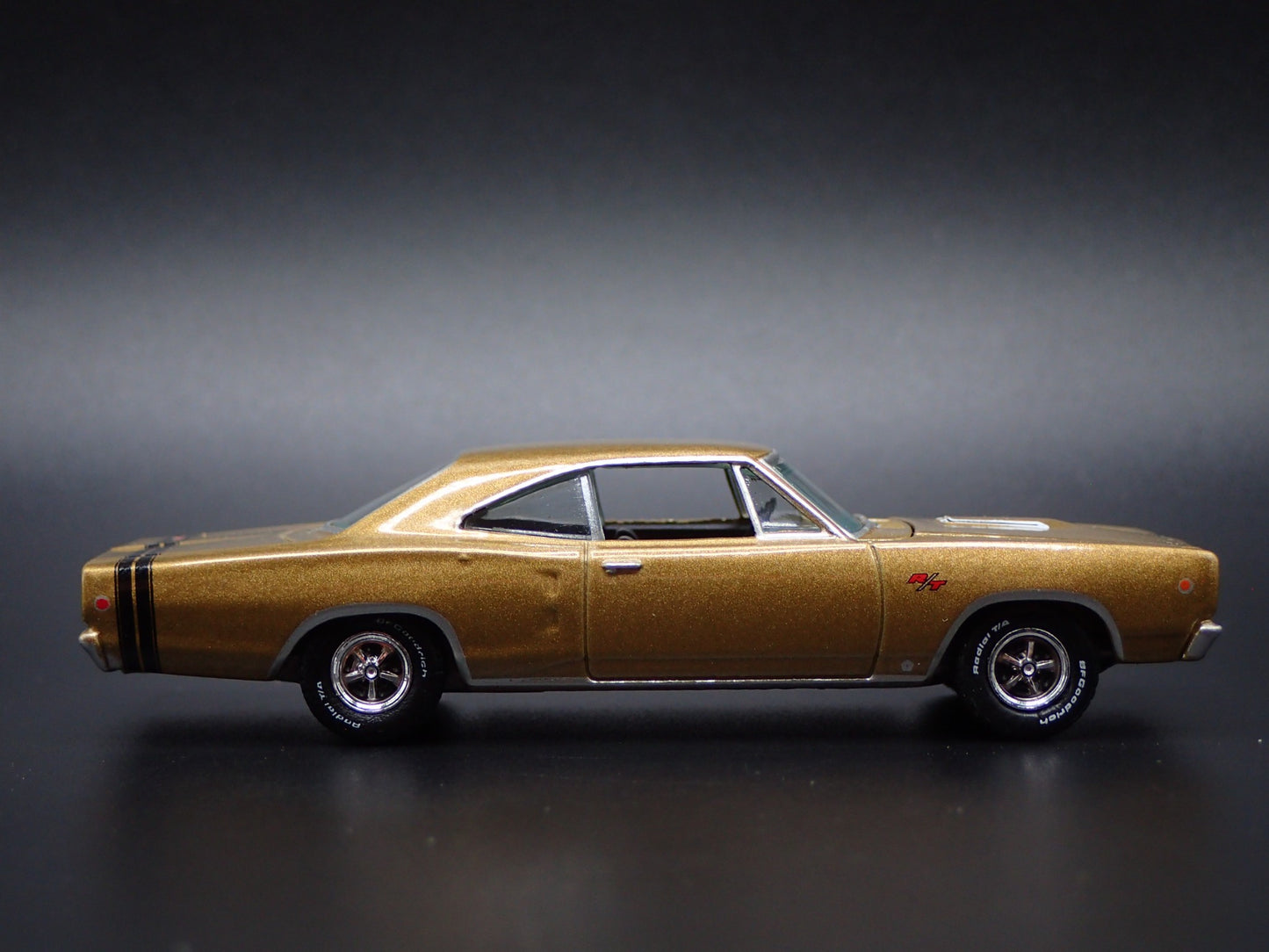1968 68 DODGE CORONET RT GOLD 1:64 SCALE COLLECTIBLE DIORAMA DIECAST MODEL CAR