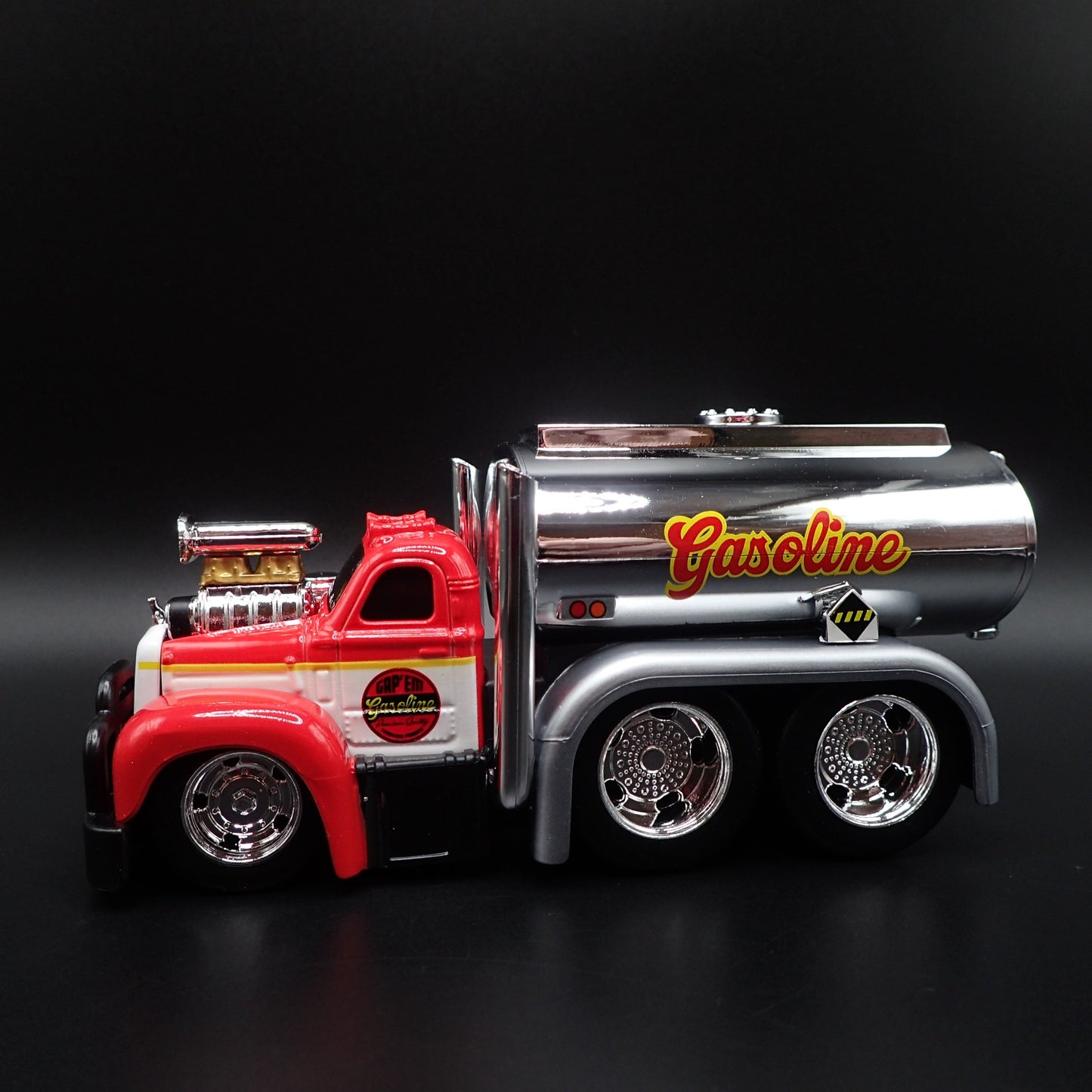 1953 -1966 MACK B61 GASOLINE TANKER TRUCK 1:64 SCALE DIORAMA DIECAST MODEL CAR