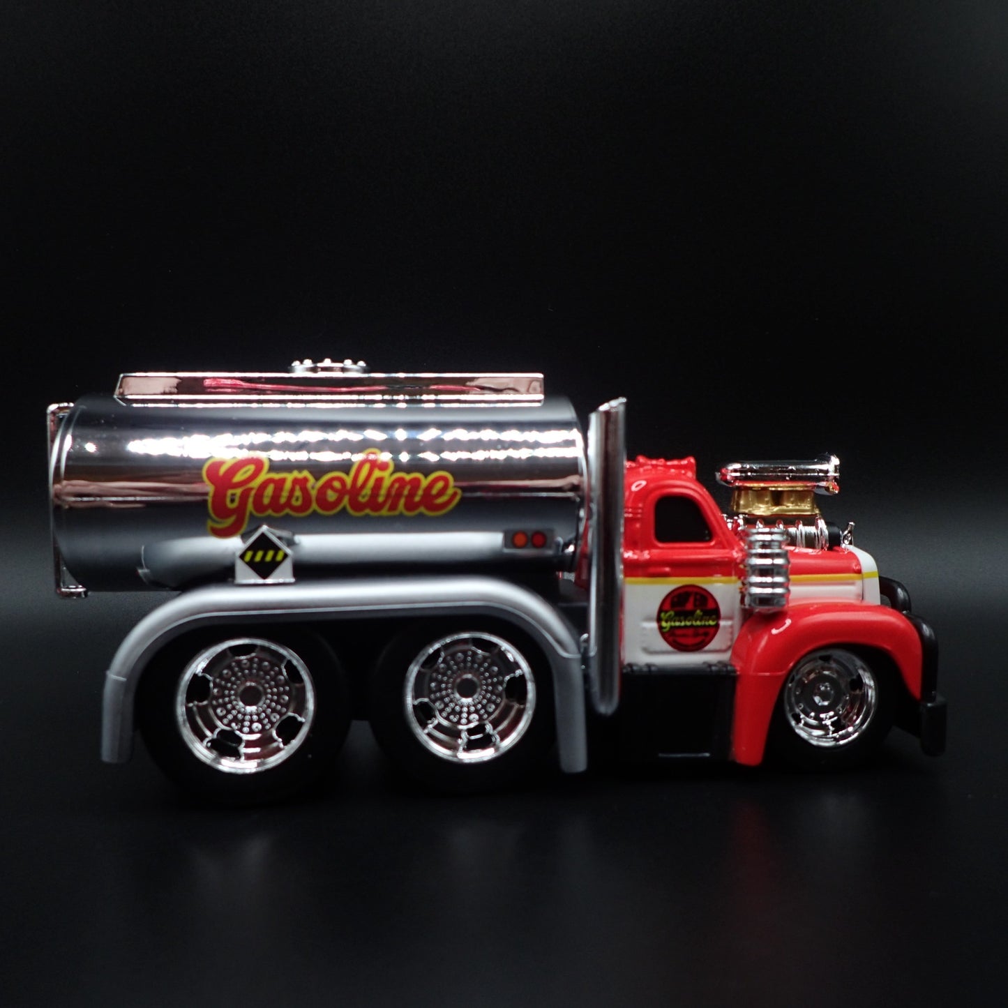 1953 -1966 MACK B61 GASOLINE TANKER TRUCK 1:64 SCALE DIORAMA DIECAST MODEL CAR