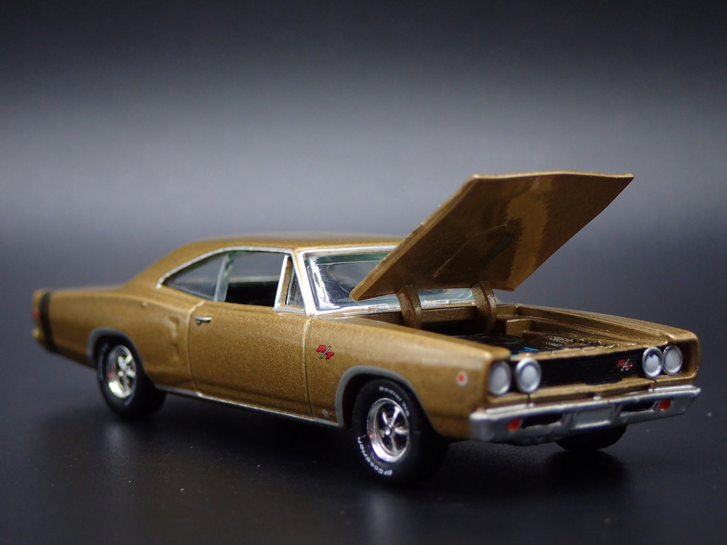 1968 68 DODGE CORONET RT GOLD 1:64 SCALE COLLECTIBLE DIORAMA DIECAST MODEL CAR