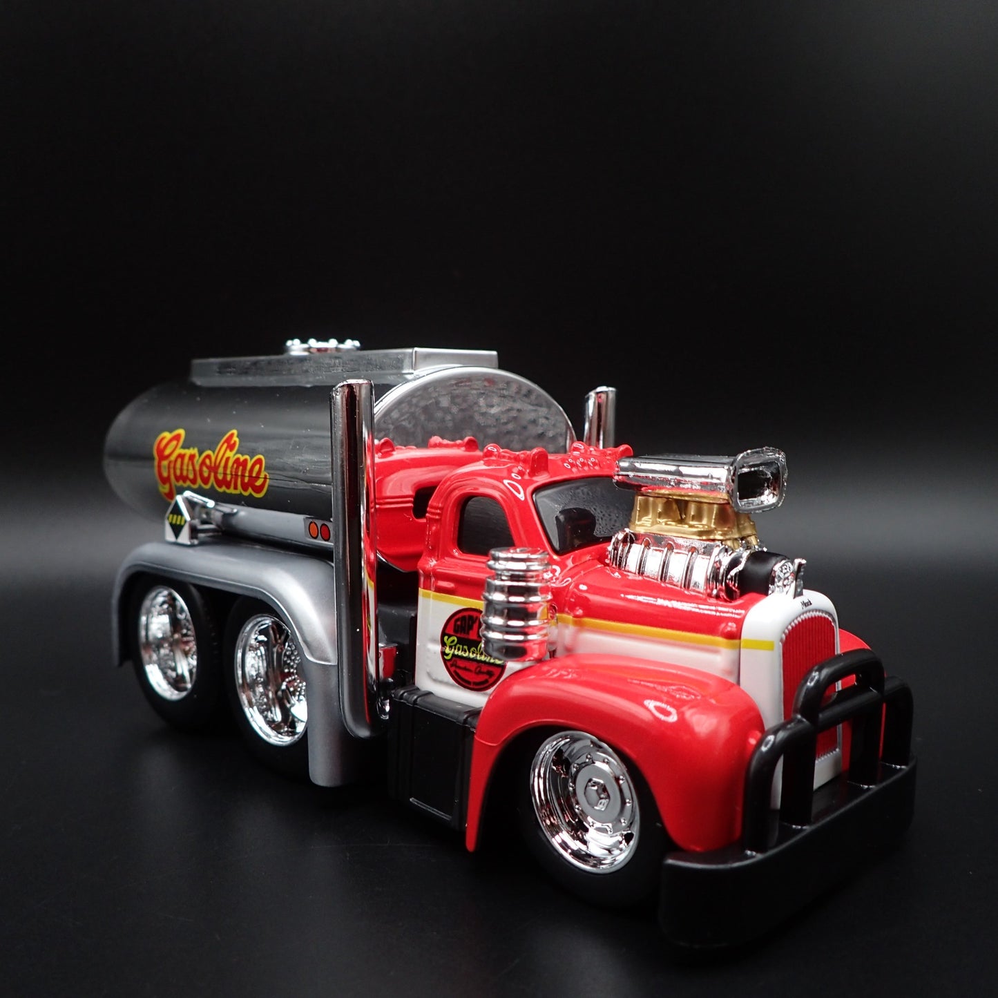 1953 -1966 MACK B61 GASOLINE TANKER TRUCK 1:64 SCALE DIORAMA DIECAST MODEL CAR