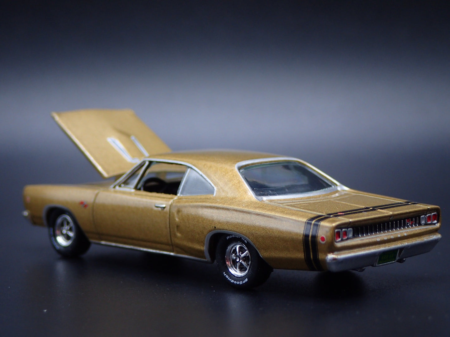 1968 68 DODGE CORONET RT GOLD 1:64 SCALE COLLECTIBLE DIORAMA DIECAST MODEL CAR