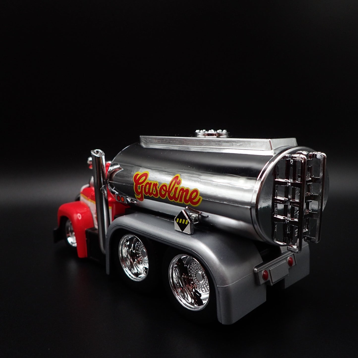 1953 -1966 MACK B61 GASOLINE TANKER TRUCK 1:64 SCALE DIORAMA DIECAST MODEL CAR