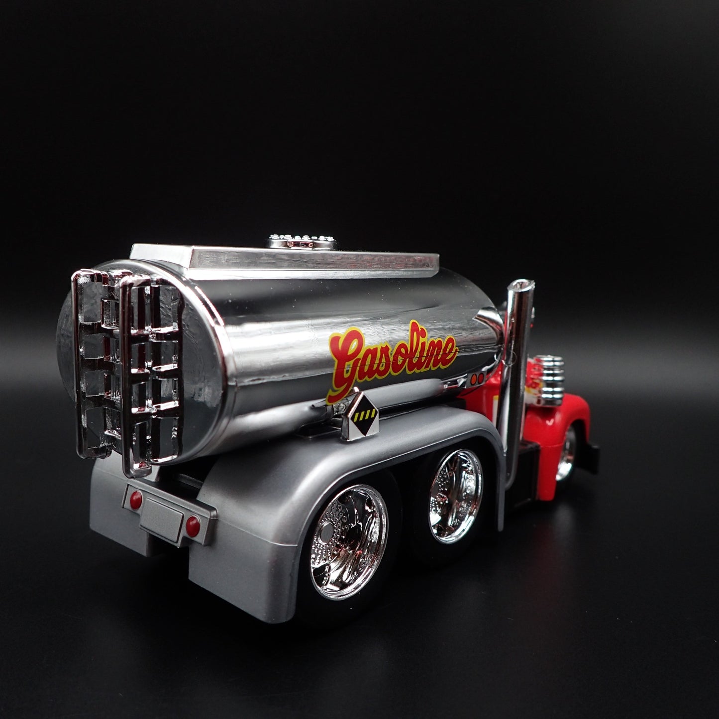 1953 -1966 MACK B61 GASOLINE TANKER TRUCK 1:64 SCALE DIORAMA DIECAST MODEL CAR