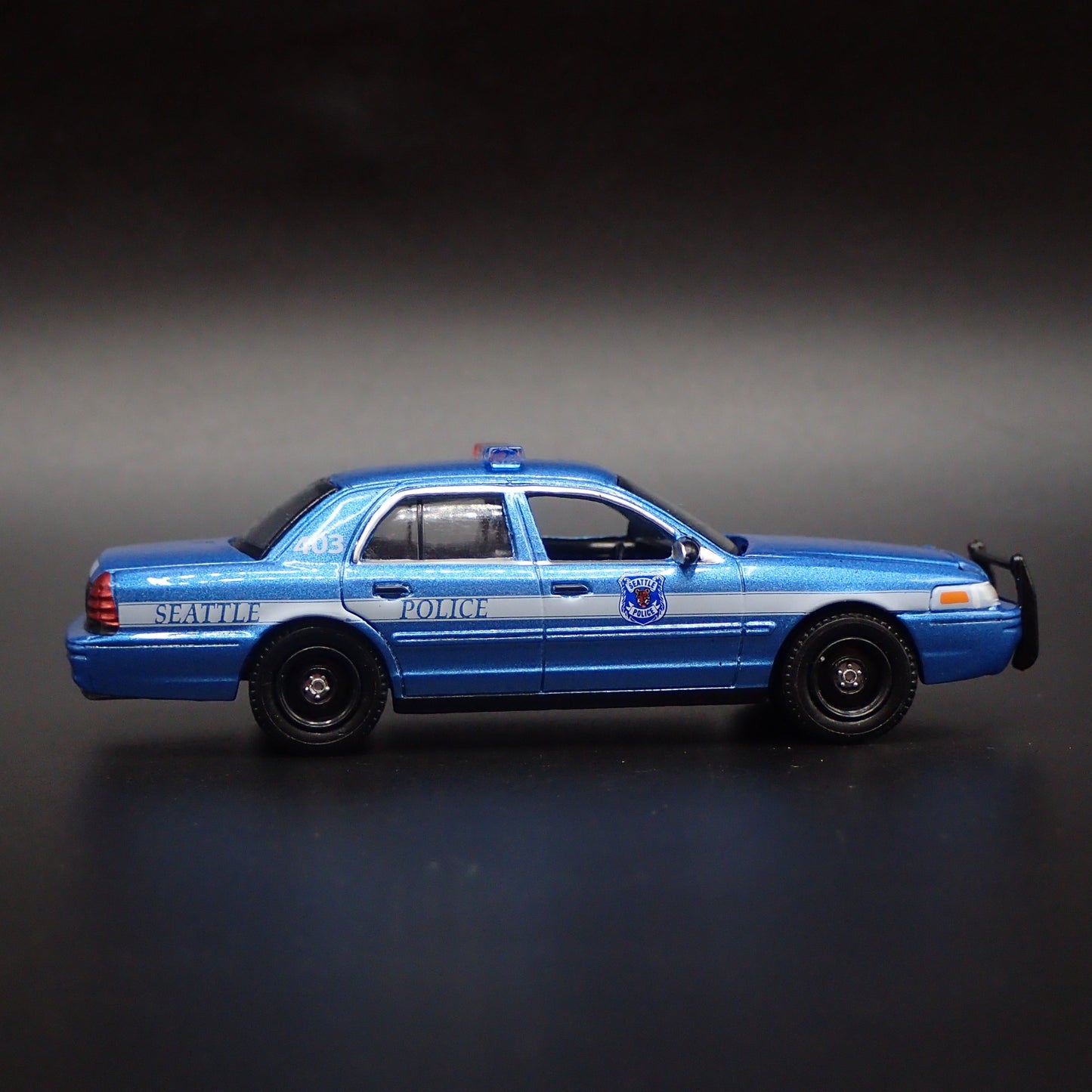 2001 FORD CROWN VICTORIA POLICE INTERCEPTOR SEATTLE 1:64 SCALE DIECAST MODEL CAR