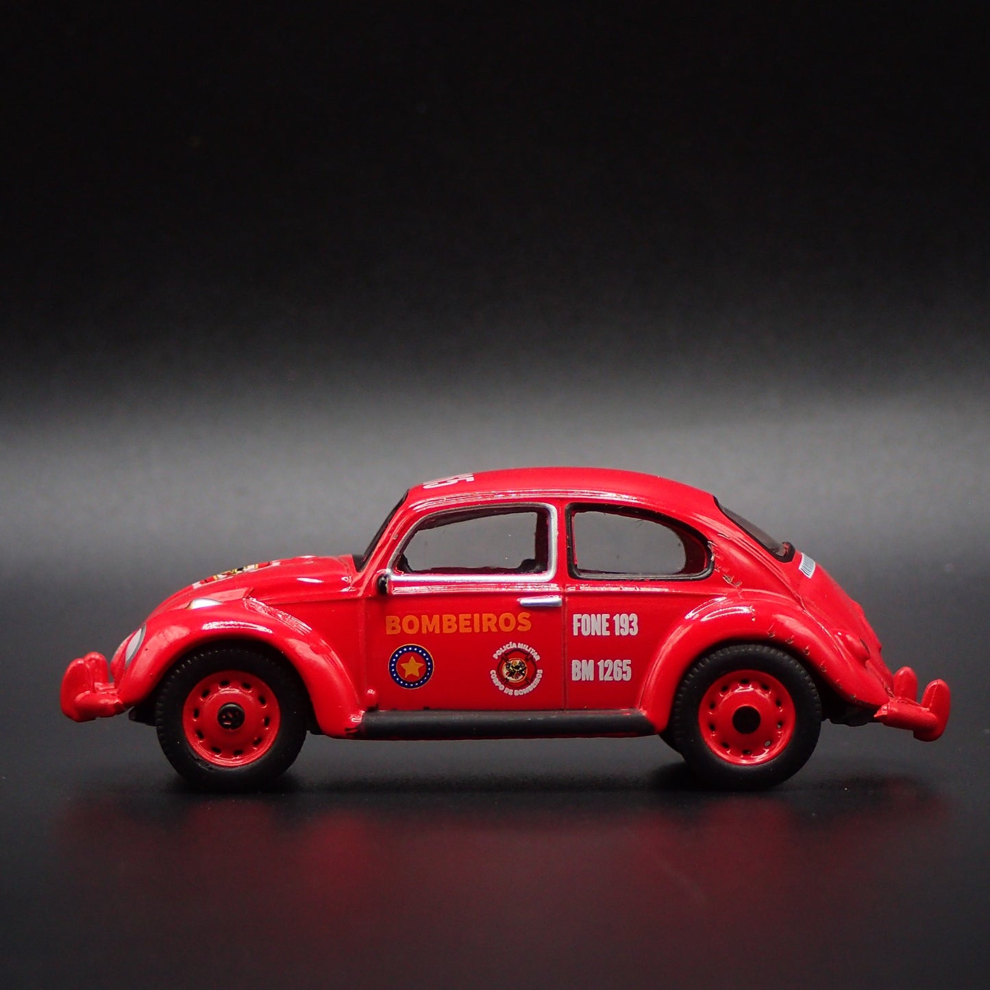 1960-1967 VW VOLKSWAGEN BEETLE BUG BOMBEIROS FONE 1:64 SCALE DIECAST MODEL CAR