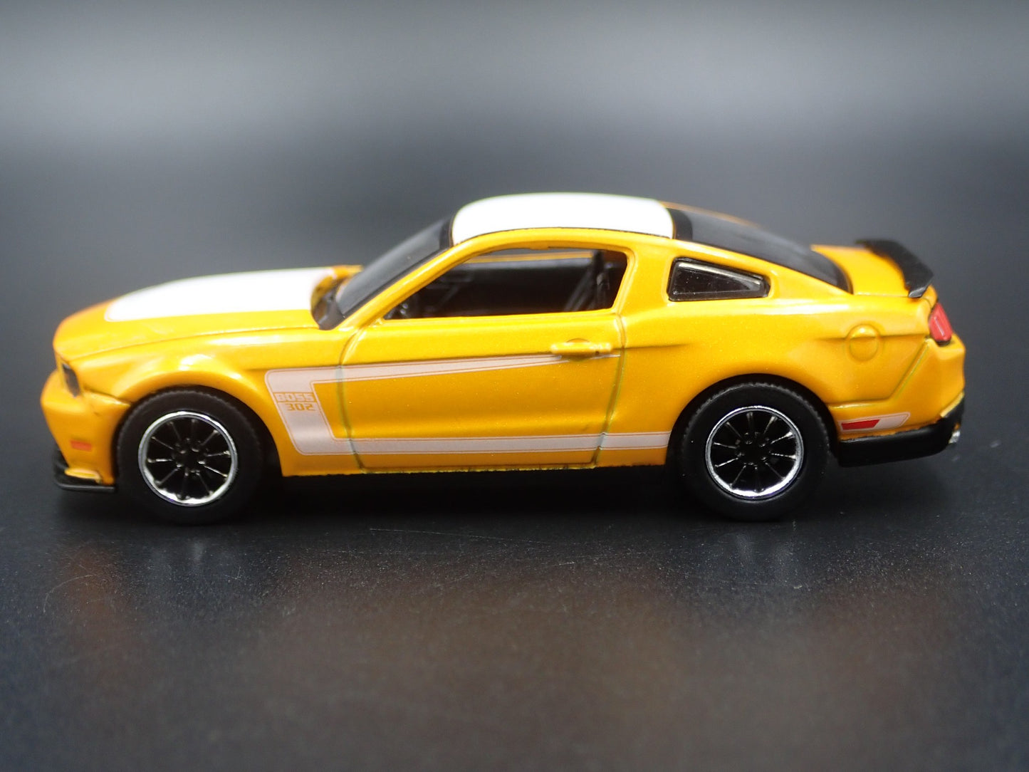 2012 12 FORD MUSTANG BOSS 302 YELLOW 1/64 SCALE COLLECTIBLE DIECAST MODEL CAR