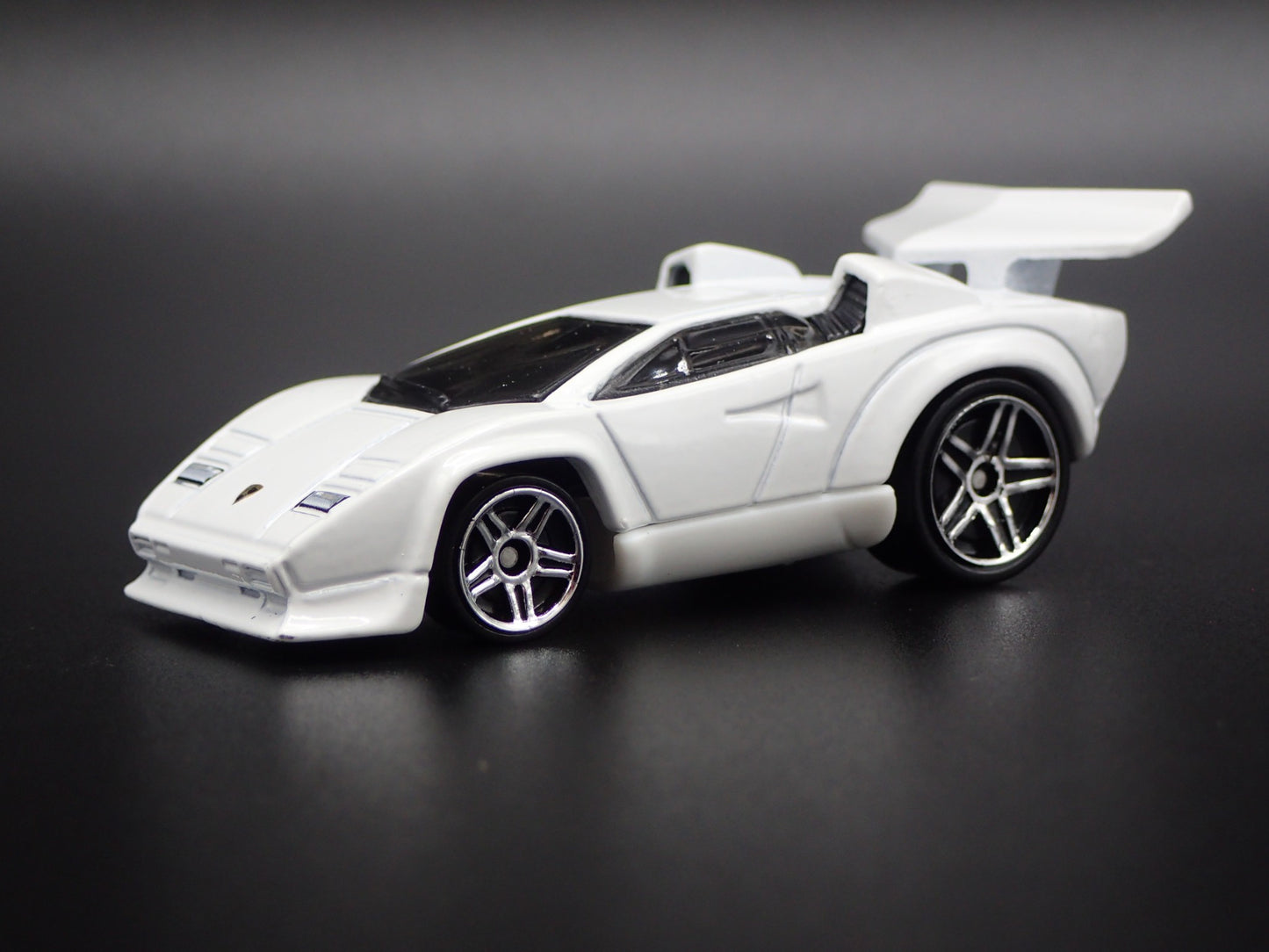1974-1990 LAMBORGHINI COUNTACH SUPER CAR 1:64 SCALE DIORAMA DIECAST MODEL CAR