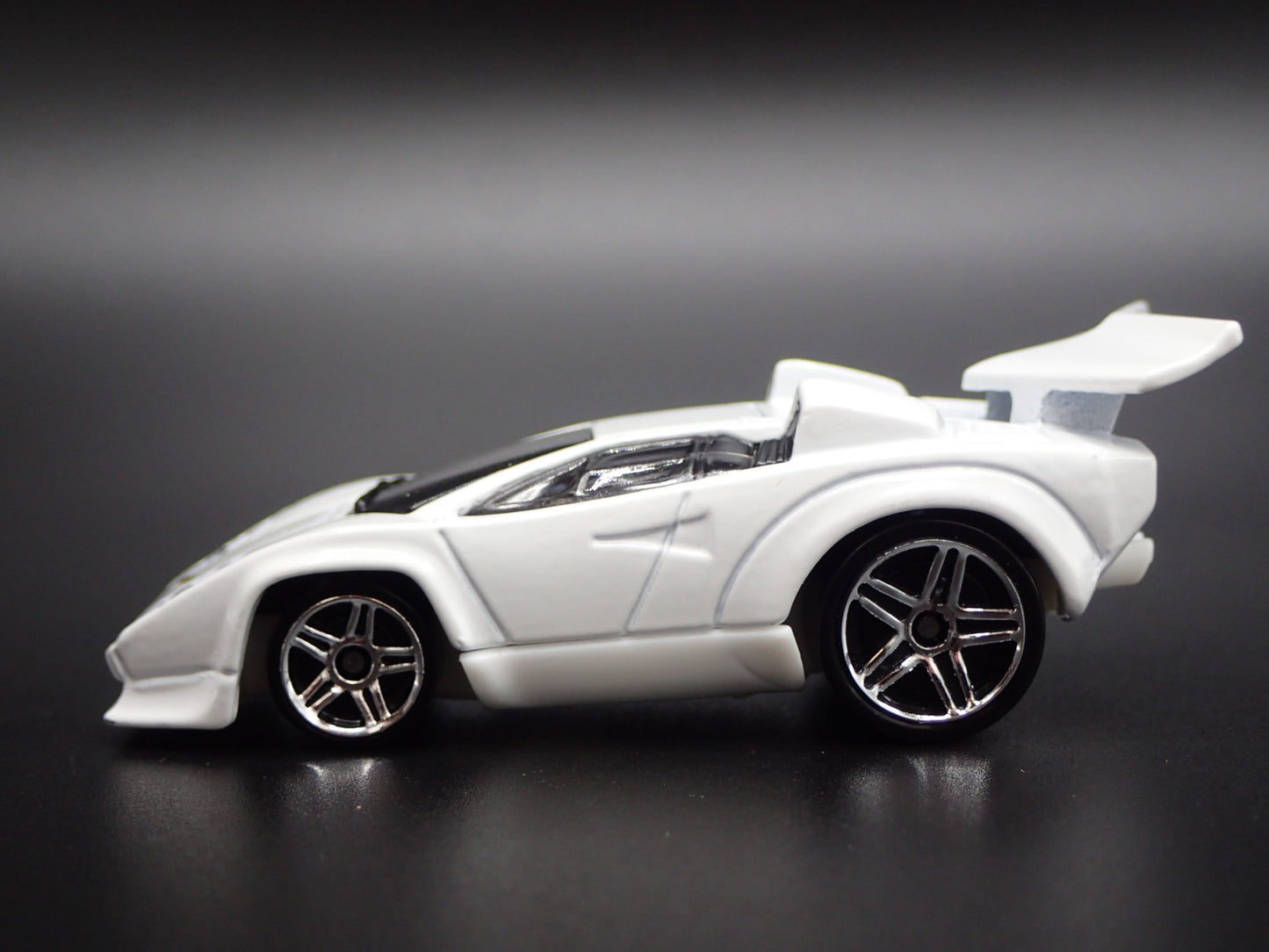 1974-1990 LAMBORGHINI COUNTACH SUPER CAR 1:64 SCALE DIORAMA DIECAST MODEL CAR