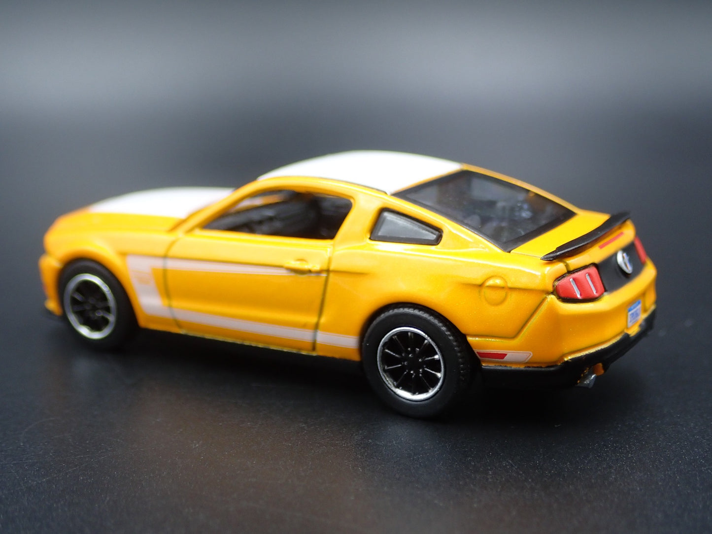 2012 12 FORD MUSTANG BOSS 302 YELLOW 1/64 SCALE COLLECTIBLE DIECAST MODEL CAR