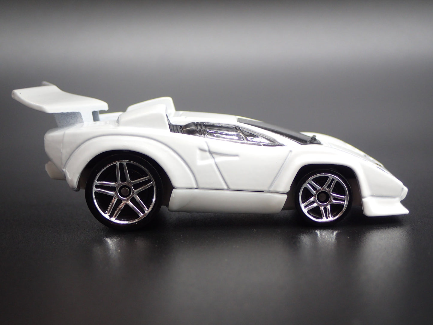 1974-1990 LAMBORGHINI COUNTACH SUPER CAR 1:64 SCALE DIORAMA DIECAST MODEL CAR