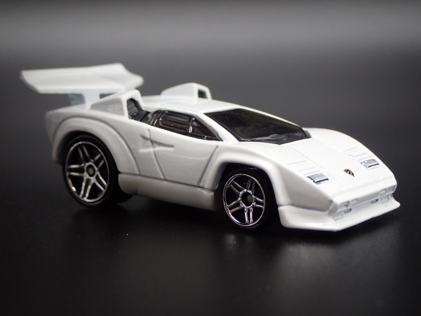 1974-1990 LAMBORGHINI COUNTACH SUPER CAR 1:64 SCALE DIORAMA DIECAST MODEL CAR