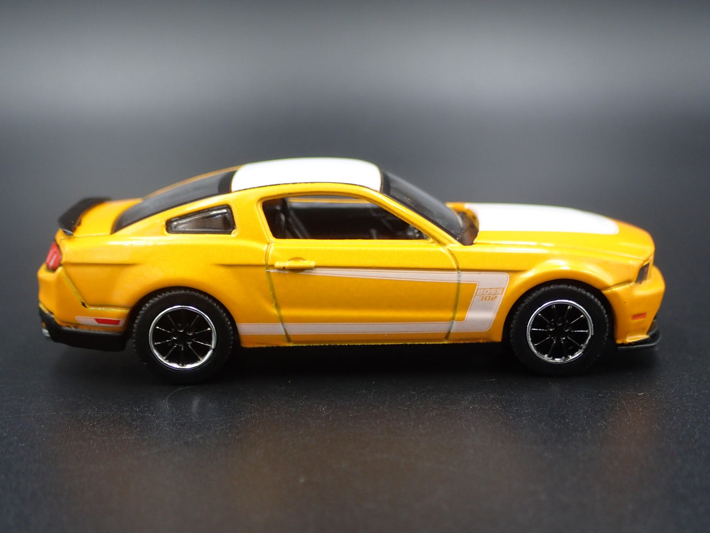 2012 12 FORD MUSTANG BOSS 302 YELLOW 1/64 SCALE COLLECTIBLE DIECAST MODEL CAR