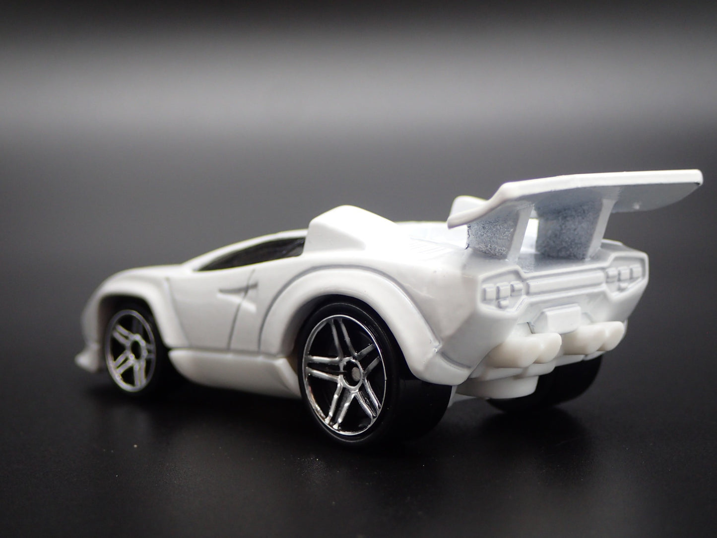 1974-1990 LAMBORGHINI COUNTACH SUPER CAR 1:64 SCALE DIORAMA DIECAST MODEL CAR