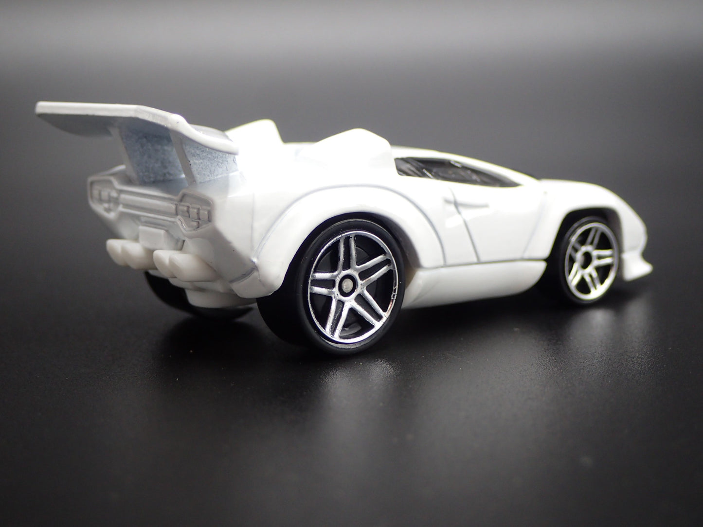1974-1990 LAMBORGHINI COUNTACH SUPER CAR 1:64 SCALE DIORAMA DIECAST MODEL CAR