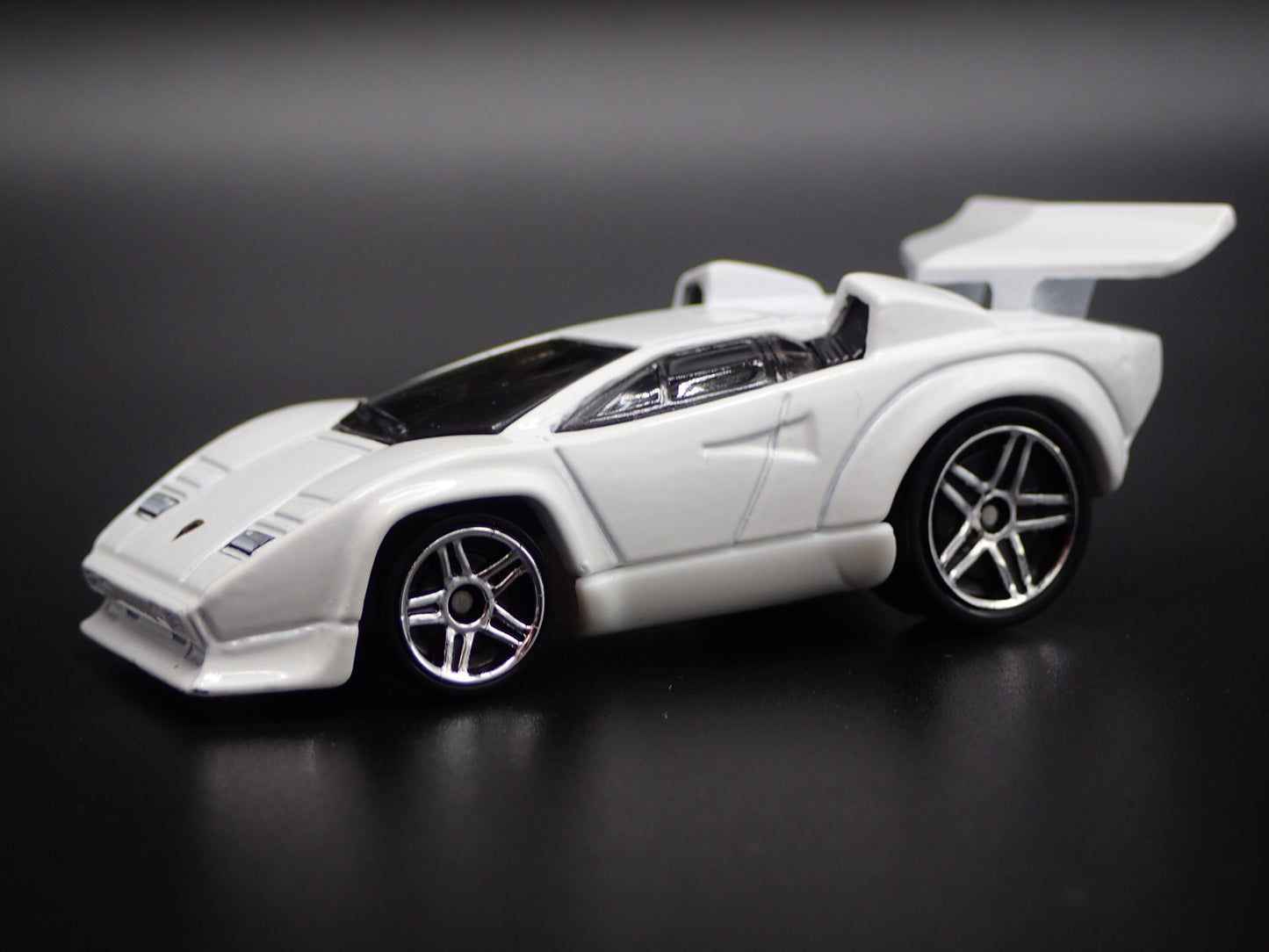 1974-1990 LAMBORGHINI COUNTACH SUPER CAR 1:64 SCALE DIORAMA DIECAST MODEL CAR