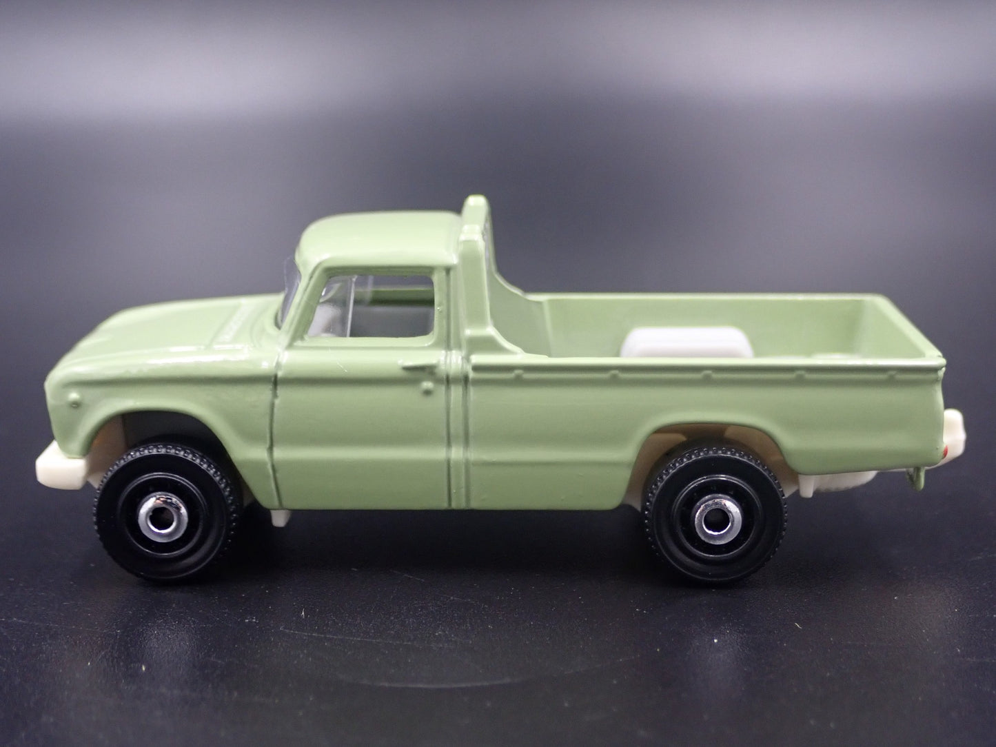 1962-1966 NISSAN JUNIOR PICKUP TRUCK HITCH. 1:64 SCALE DIORAMA DIECAST MODEL CAR