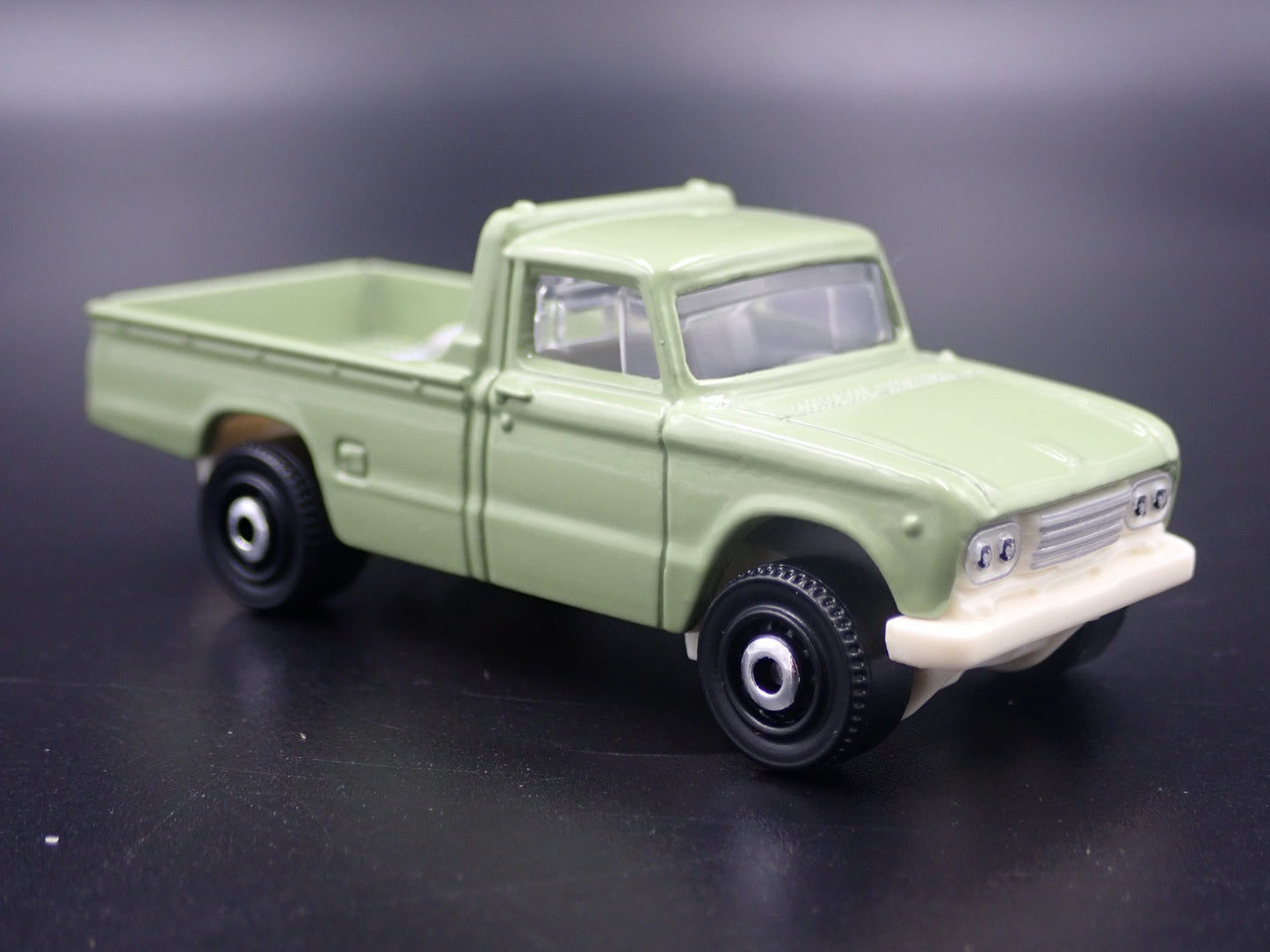 1962-1966 NISSAN JUNIOR PICKUP TRUCK HITCH. 1:64 SCALE DIORAMA DIECAST MODEL CAR