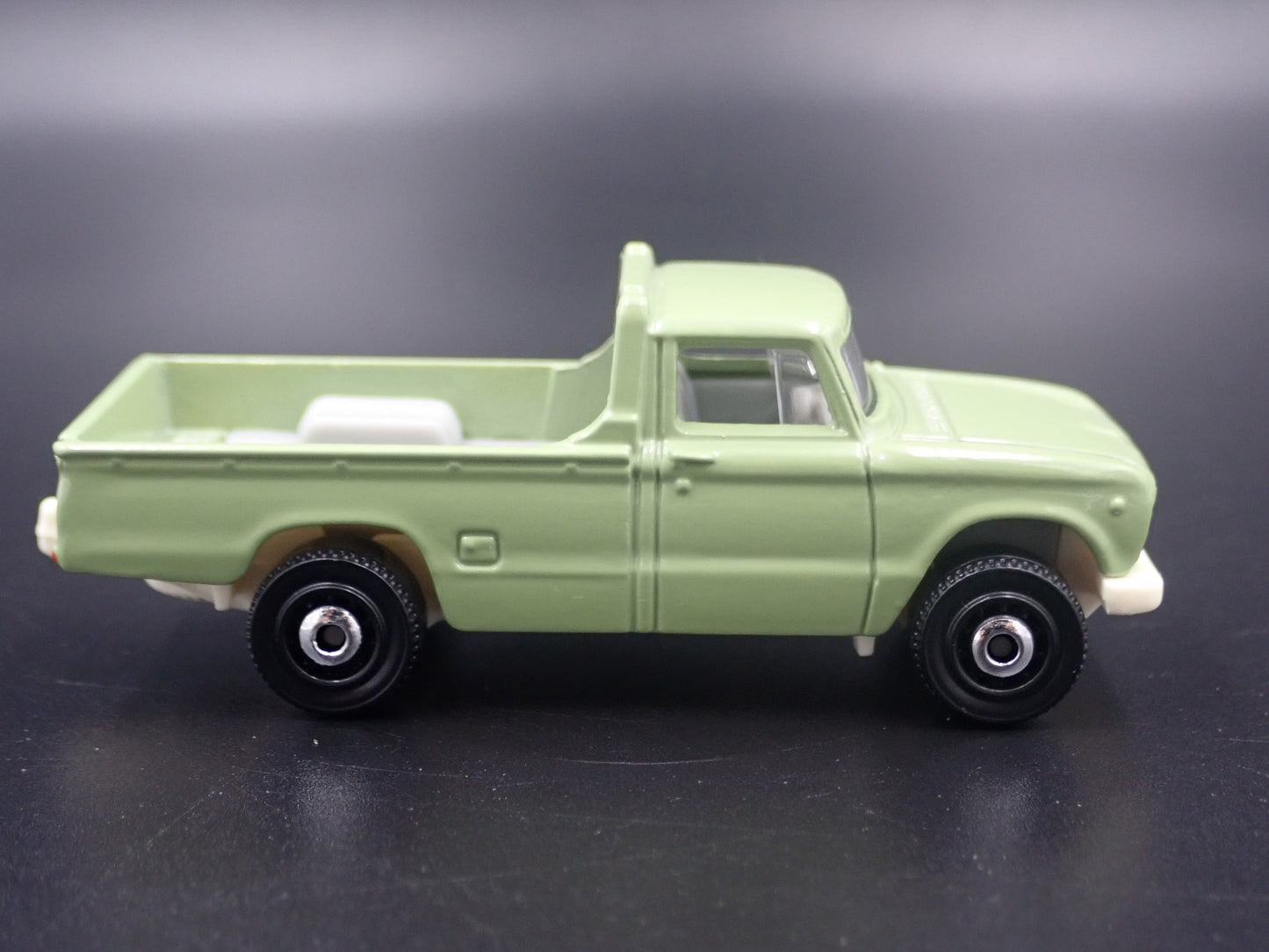 1962-1966 NISSAN JUNIOR PICKUP TRUCK HITCH. 1:64 SCALE DIORAMA DIECAST MODEL CAR