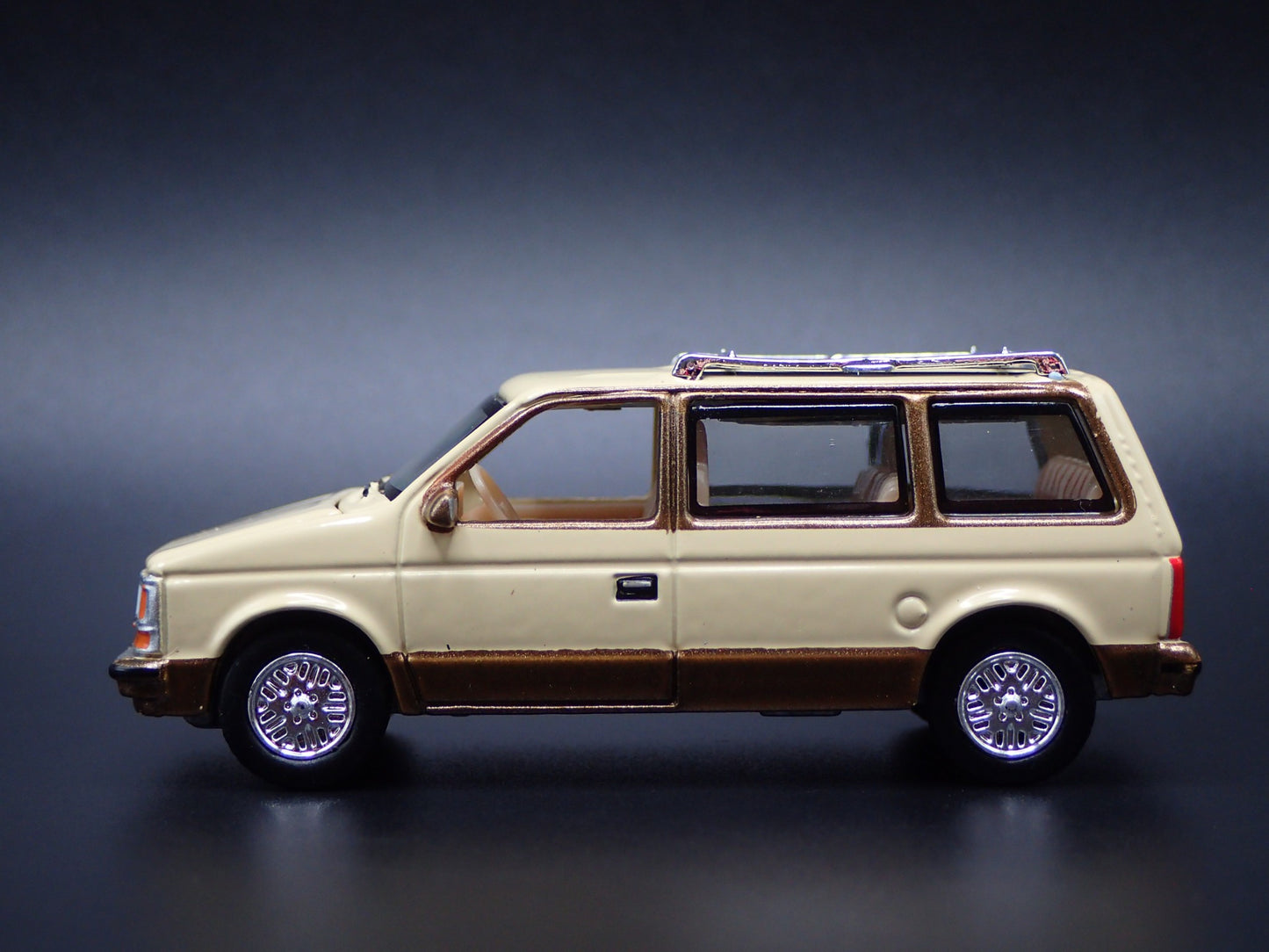1984-1990 PLYMOUTH VOYAGER MINIVAN CARAVAN CREAM 1/64 SCALE DIECAST MODEL CAR
