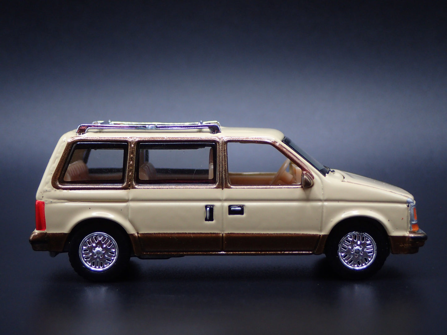 1984-1990 PLYMOUTH VOYAGER MINIVAN CARAVAN CREAM 1/64 SCALE DIECAST MODEL CAR