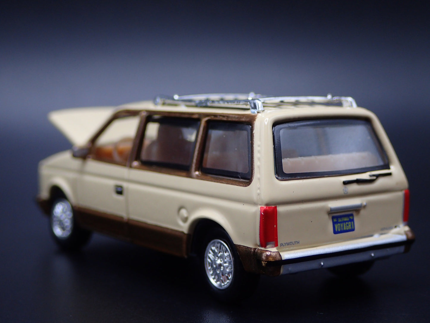 1984-1990 PLYMOUTH VOYAGER MINIVAN CARAVAN CREAM 1/64 SCALE DIECAST MODEL CAR
