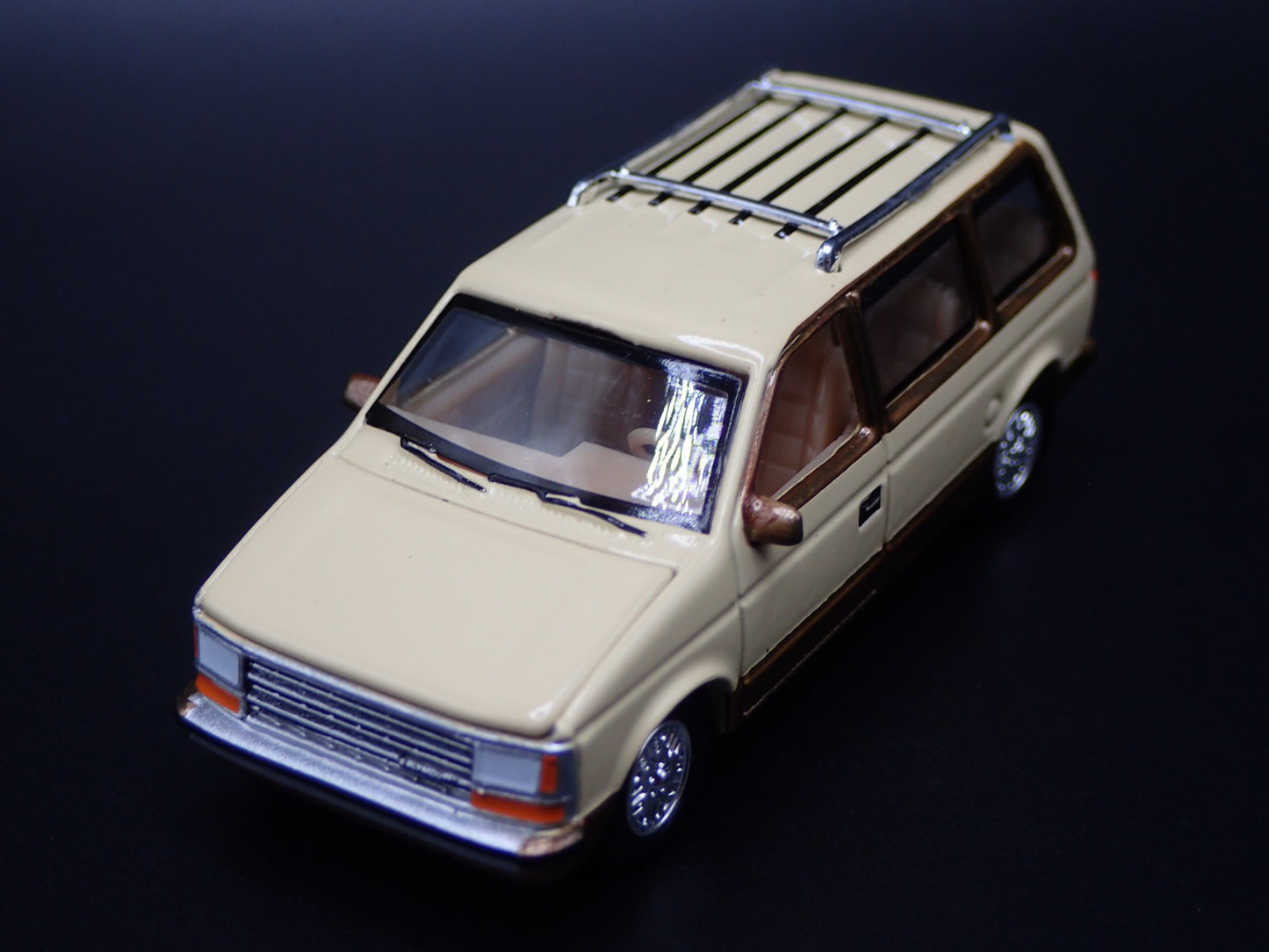 1984-1990 PLYMOUTH VOYAGER MINIVAN CARAVAN CREAM 1/64 SCALE DIECAST MODEL CAR
