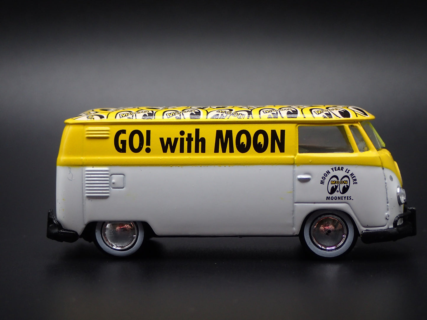 1960 60 VW VOLKSWAGEN DELIVERY PANEL VAN MOONEYES 1:64 SCALE DIECAST MODEL CAR