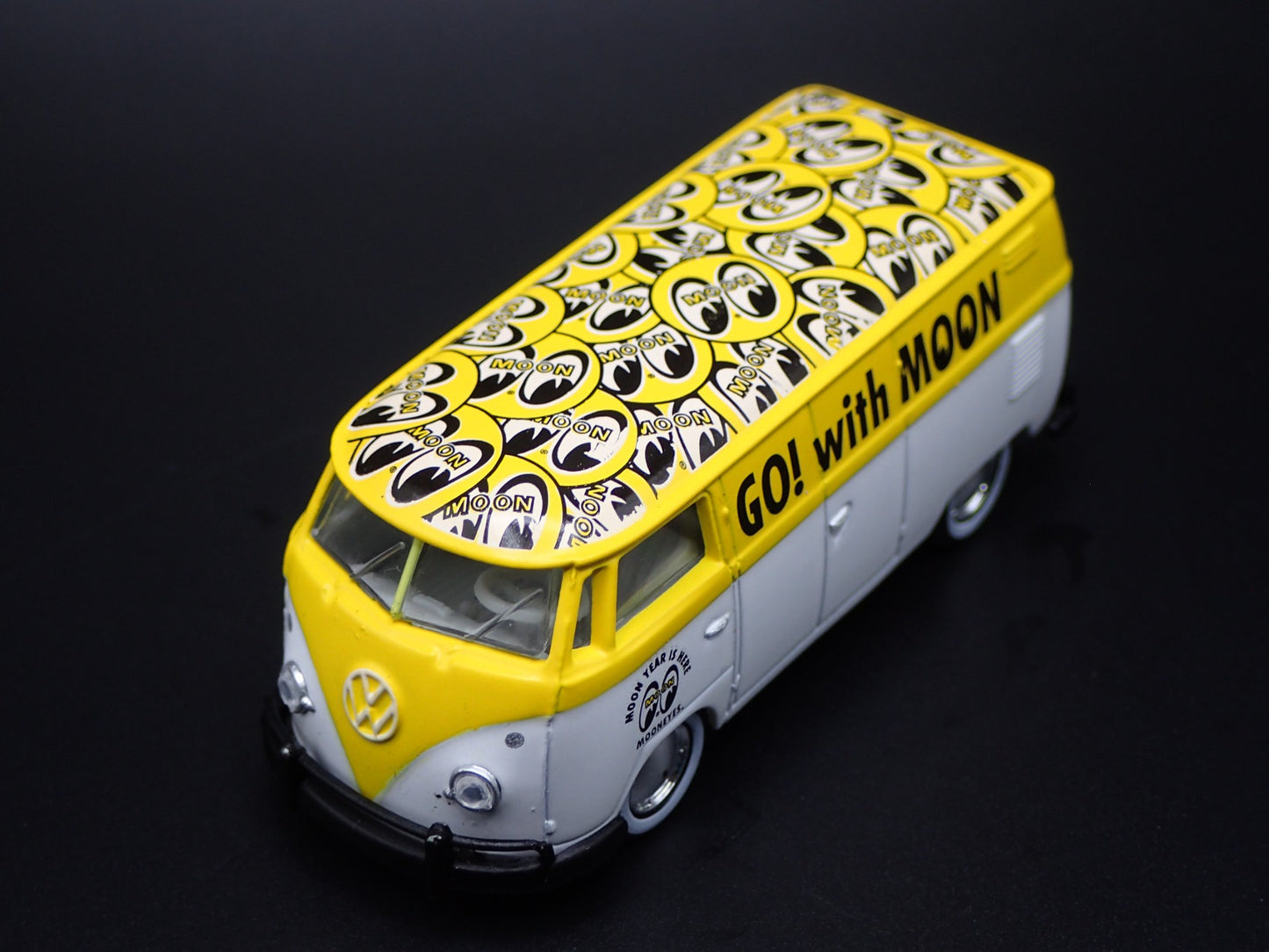 1960 60 VW VOLKSWAGEN DELIVERY PANEL VAN MOONEYES 1:64 SCALE DIECAST MODEL CAR