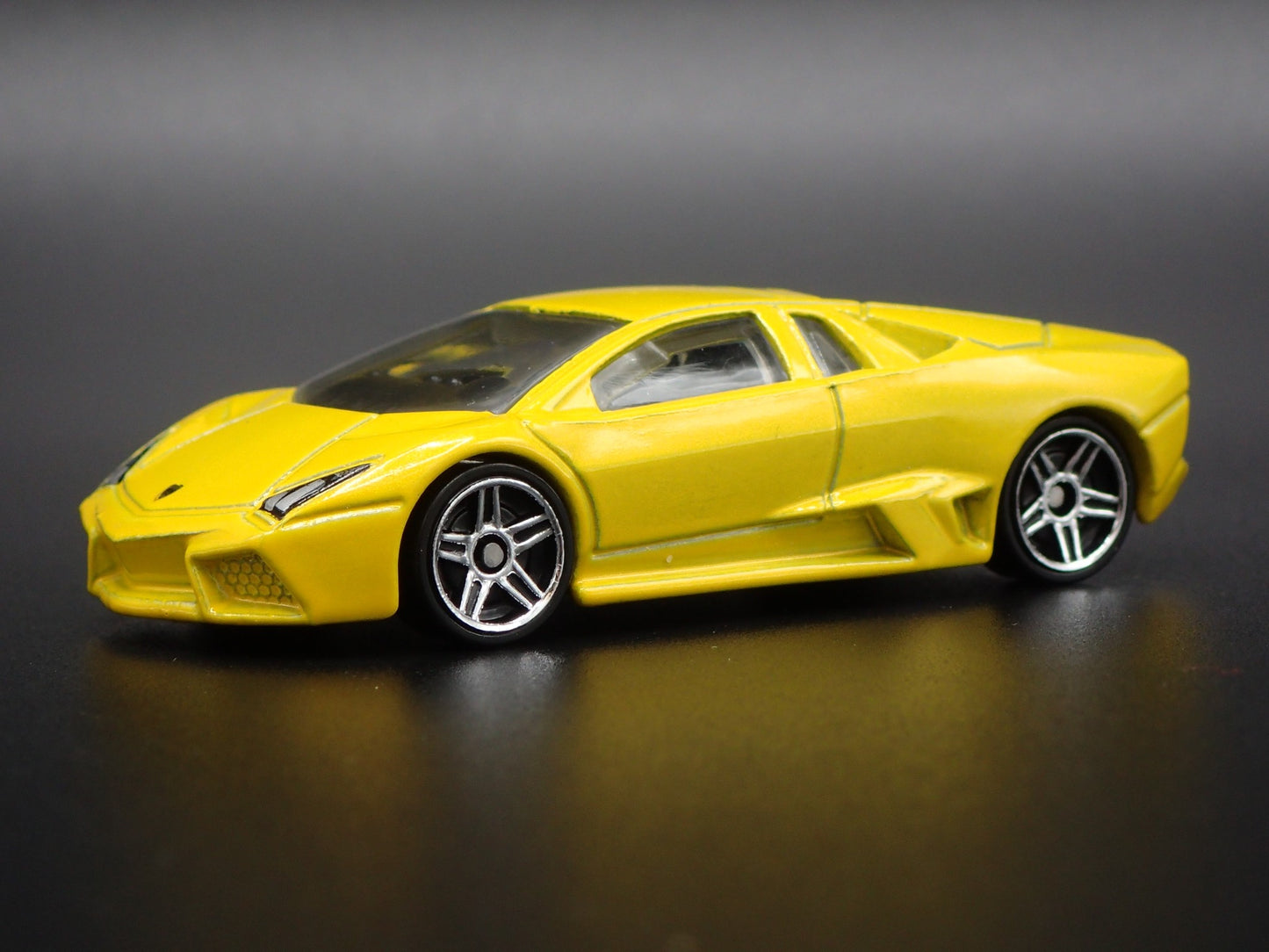 2007-2009 LAMBORGHINI REVENTON SUPER CAR 1:64 SCALE DIORAMA DIECAST MODEL CAR