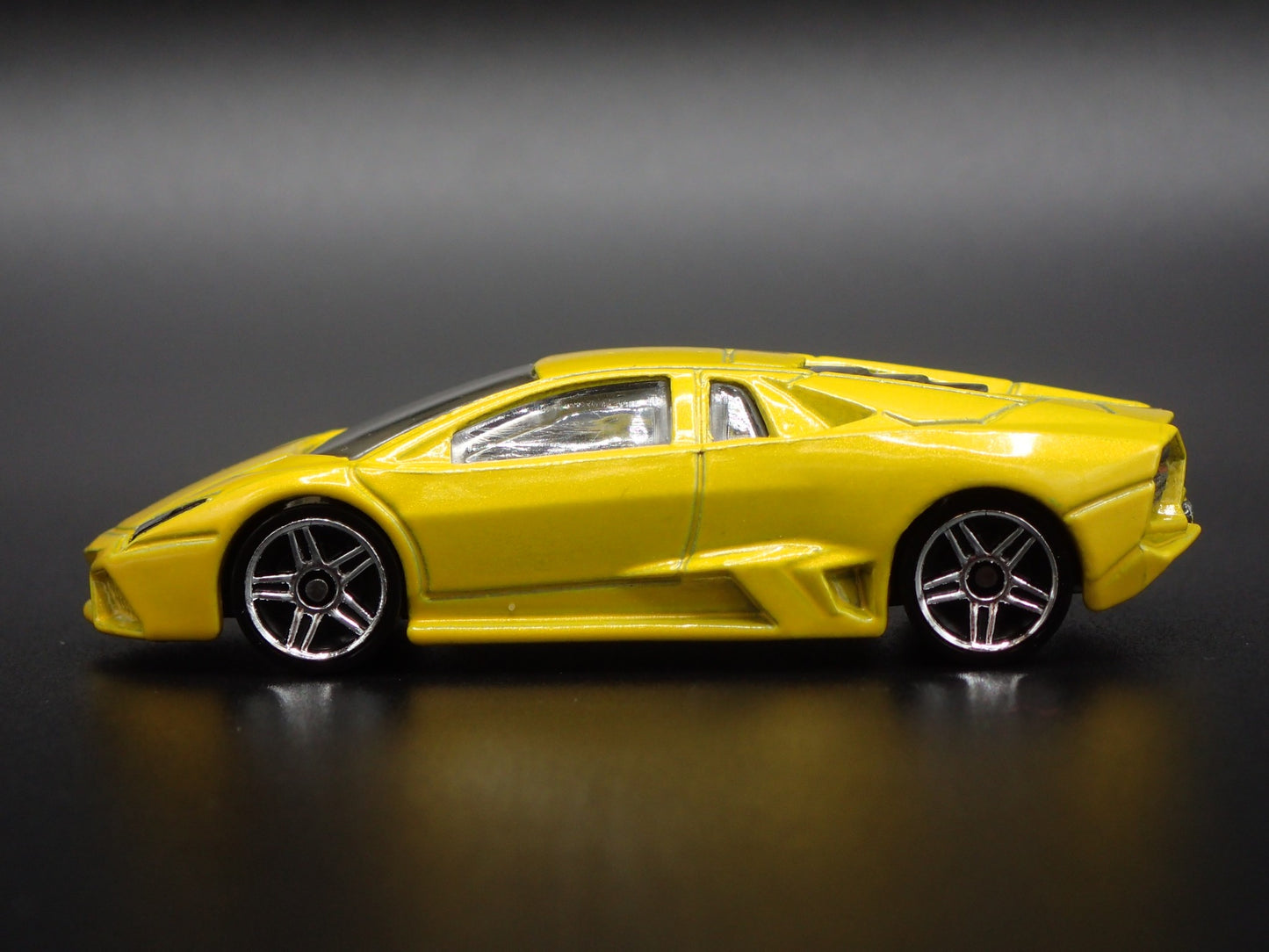 2007-2009 LAMBORGHINI REVENTON SUPER CAR 1:64 SCALE DIORAMA DIECAST MODEL CAR