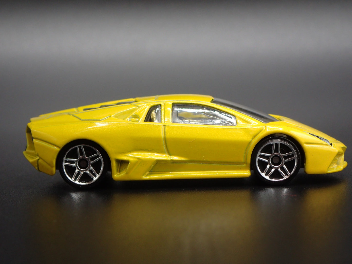 2007-2009 LAMBORGHINI REVENTON SUPER CAR 1:64 SCALE DIORAMA DIECAST MODEL CAR