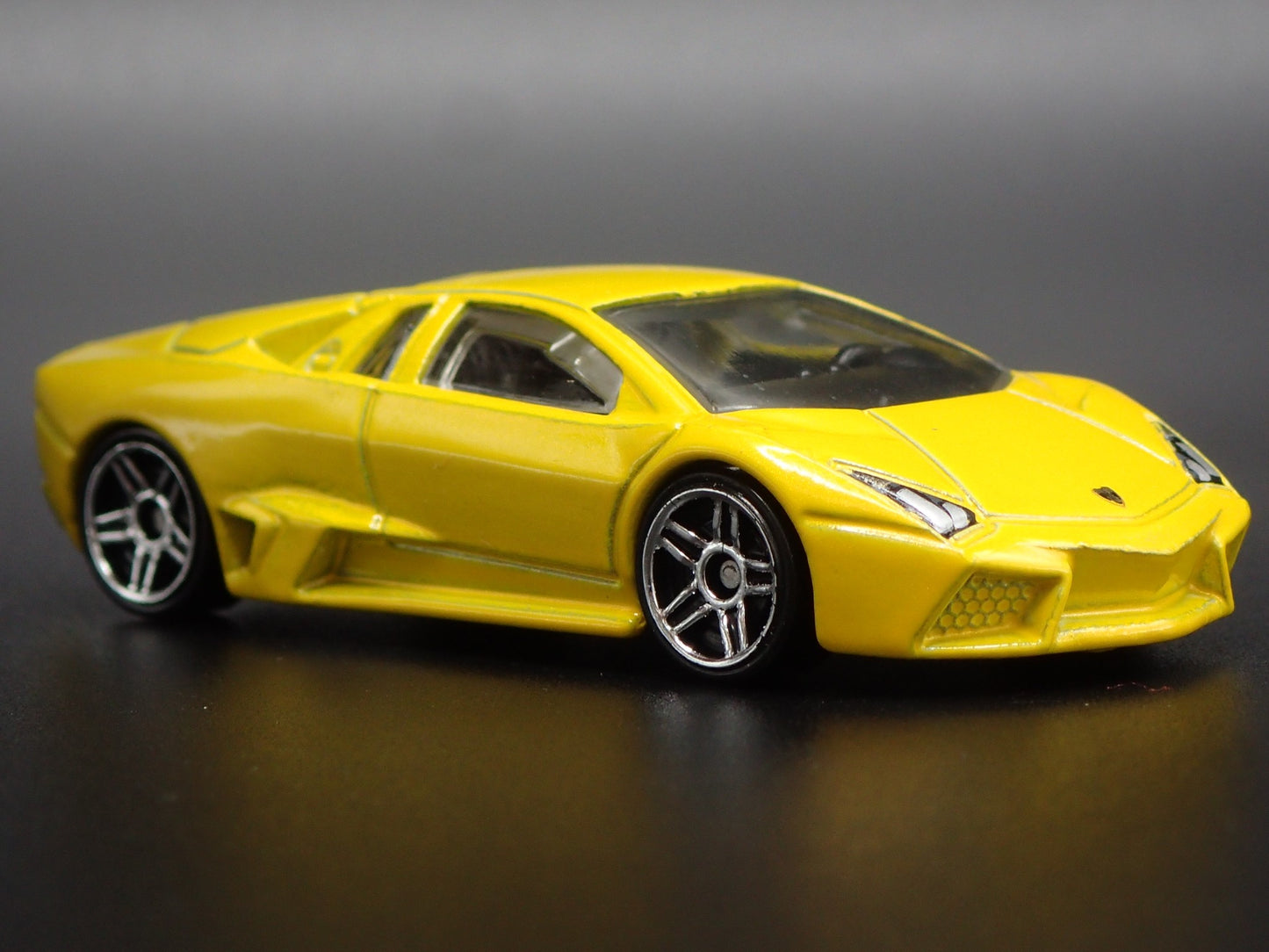 2007-2009 LAMBORGHINI REVENTON SUPER CAR 1:64 SCALE DIORAMA DIECAST MODEL CAR