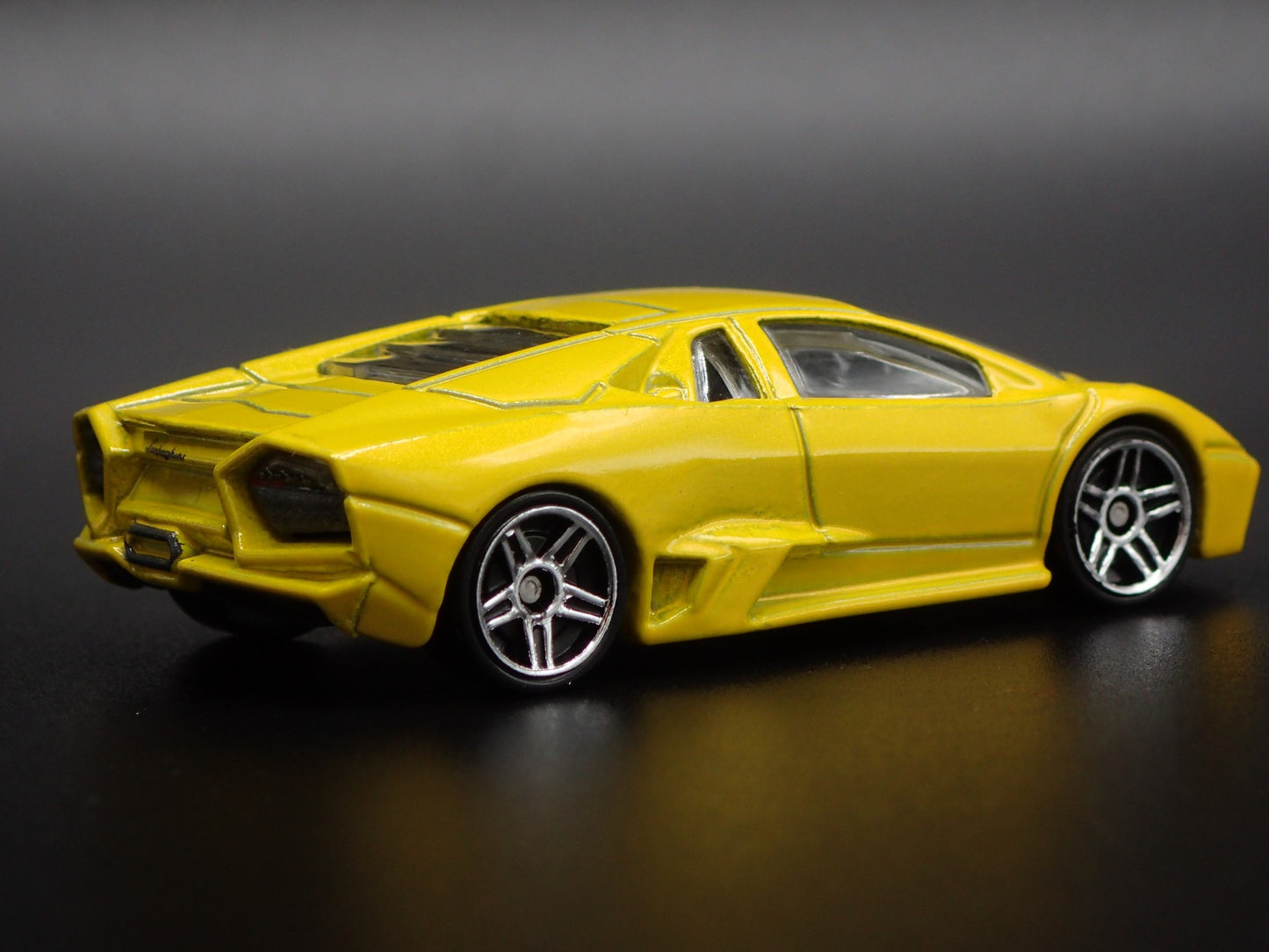 2007-2009 LAMBORGHINI REVENTON SUPER CAR 1:64 SCALE DIORAMA DIECAST MODEL CAR