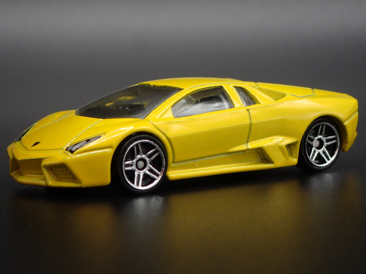 2007-2009 LAMBORGHINI REVENTON SUPER CAR 1:64 SCALE DIORAMA DIECAST MODEL CAR