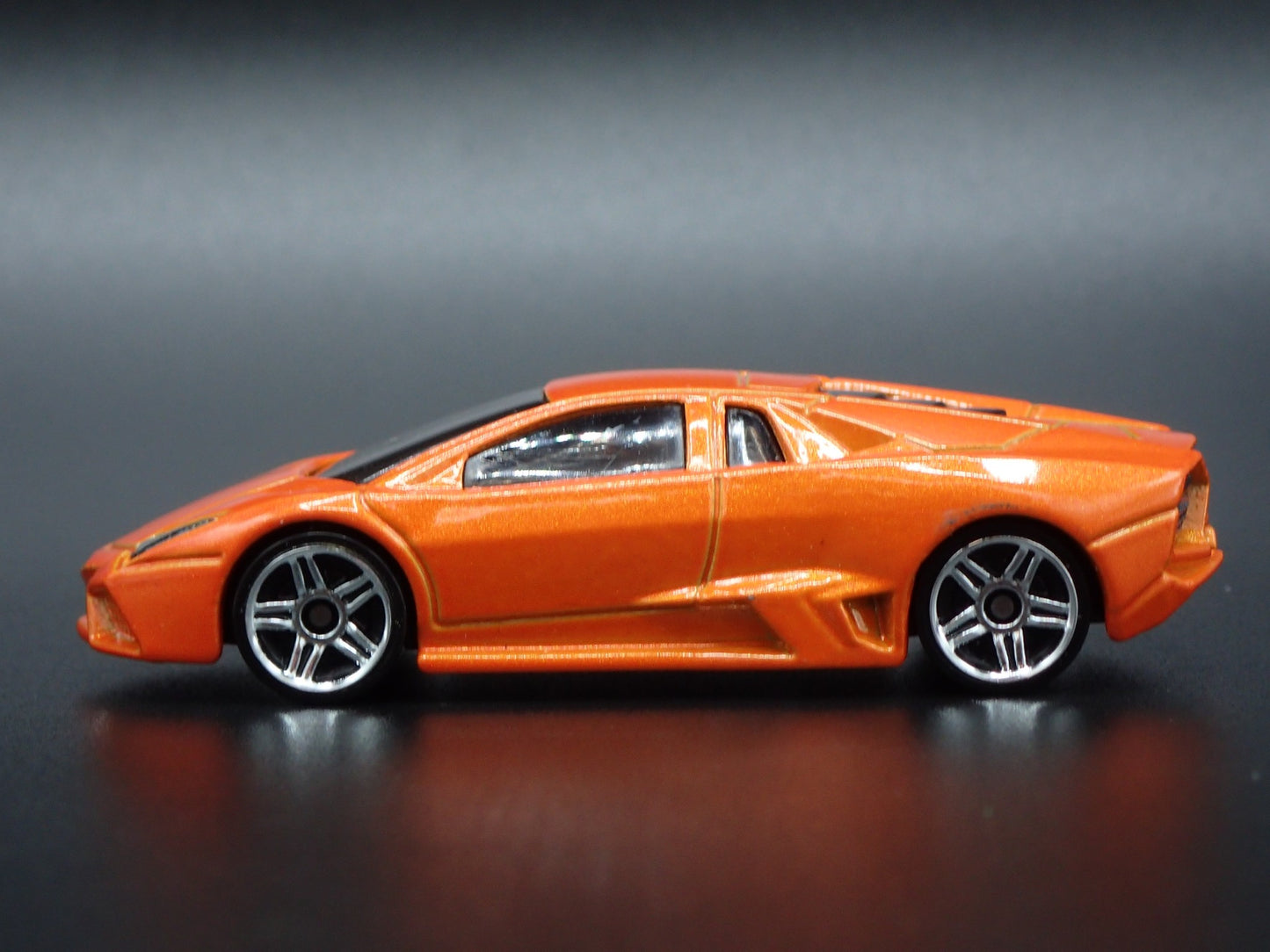 2007-2009 LAMBORGHINI REVENTON SUPER CAR 1:64 SCALE DIORAMA DIECAST MODEL CAR