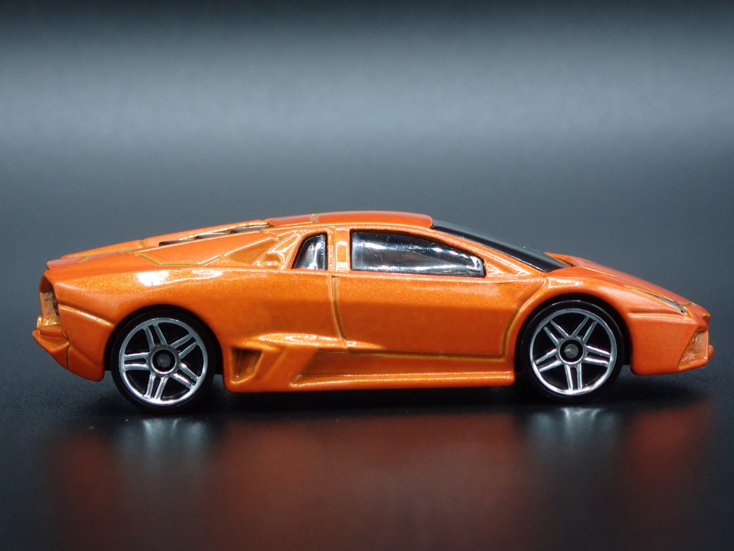 2007-2009 LAMBORGHINI REVENTON SUPER CAR 1:64 SCALE DIORAMA DIECAST MODEL CAR