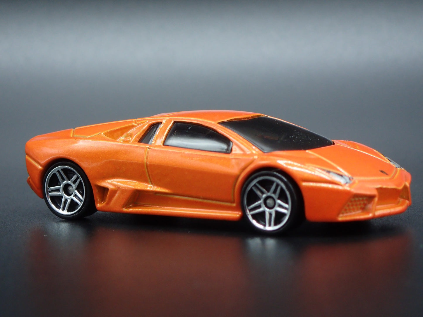 2007-2009 LAMBORGHINI REVENTON SUPER CAR 1:64 SCALE DIORAMA DIECAST MODEL CAR