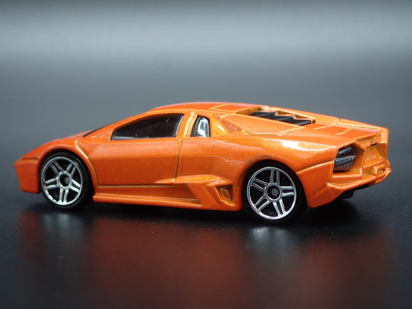 2007-2009 LAMBORGHINI REVENTON SUPER CAR 1:64 SCALE DIORAMA DIECAST MODEL CAR