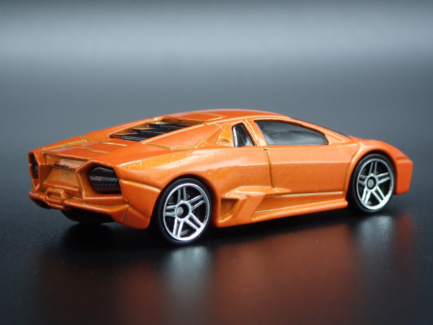 2007-2009 LAMBORGHINI REVENTON SUPER CAR 1:64 SCALE DIORAMA DIECAST MODEL CAR