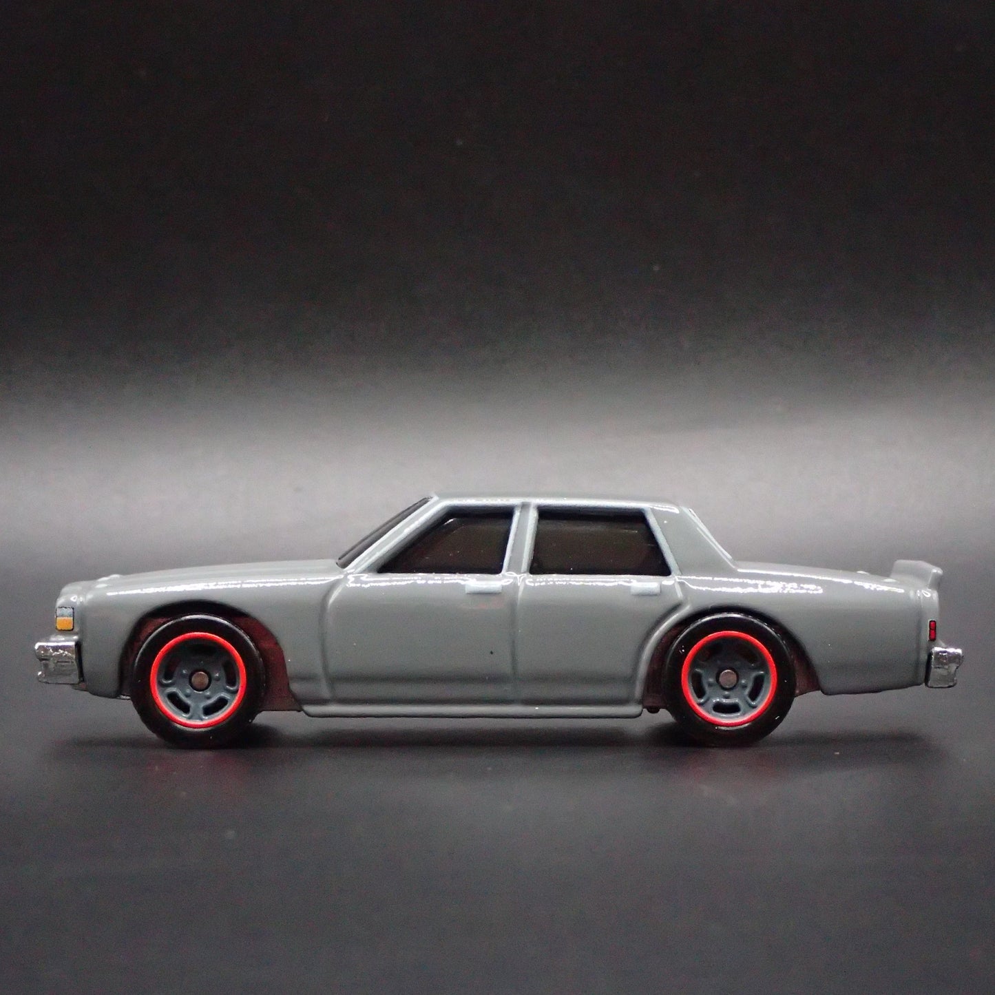 1987 87 CHEVY CHEVROLET CAPRICE 4 FOUR DOOR 1/64 SCALE DIORAMA DIECAST MODEL CAR