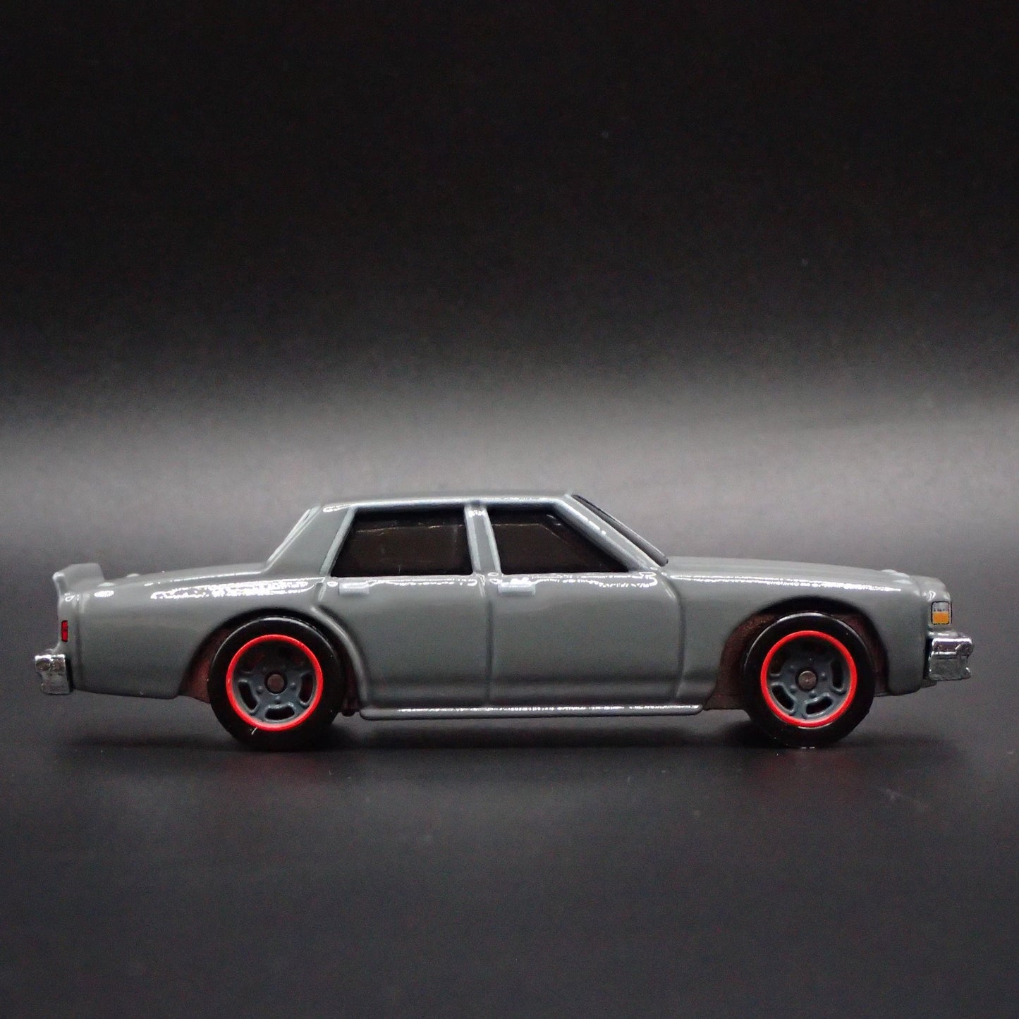 1987 87 CHEVY CHEVROLET CAPRICE 4 FOUR DOOR 1/64 SCALE DIORAMA DIECAST MODEL CAR