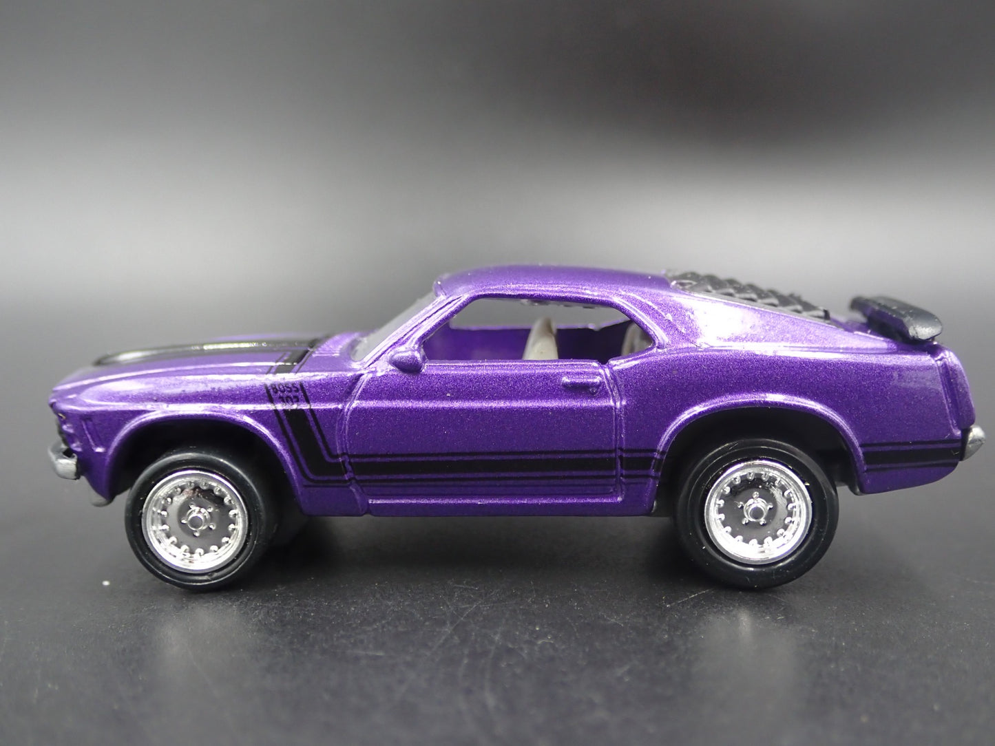 1970 70 FORD MUSTANG FASTBACK BOSS 302 RARE 1/64 SCALE DIORAMA DIECAST MODEL CAR