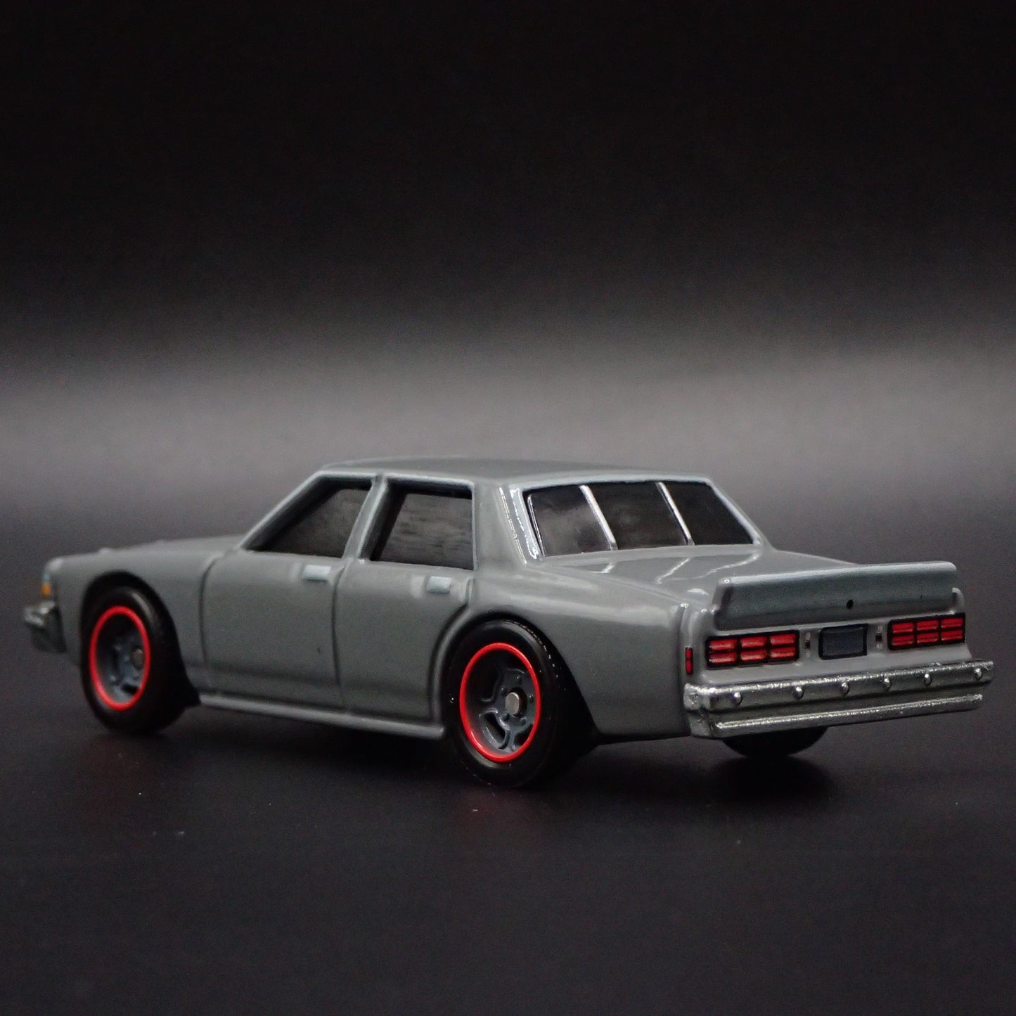 1987 87 CHEVY CHEVROLET CAPRICE 4 FOUR DOOR 1/64 SCALE DIORAMA DIECAST MODEL CAR