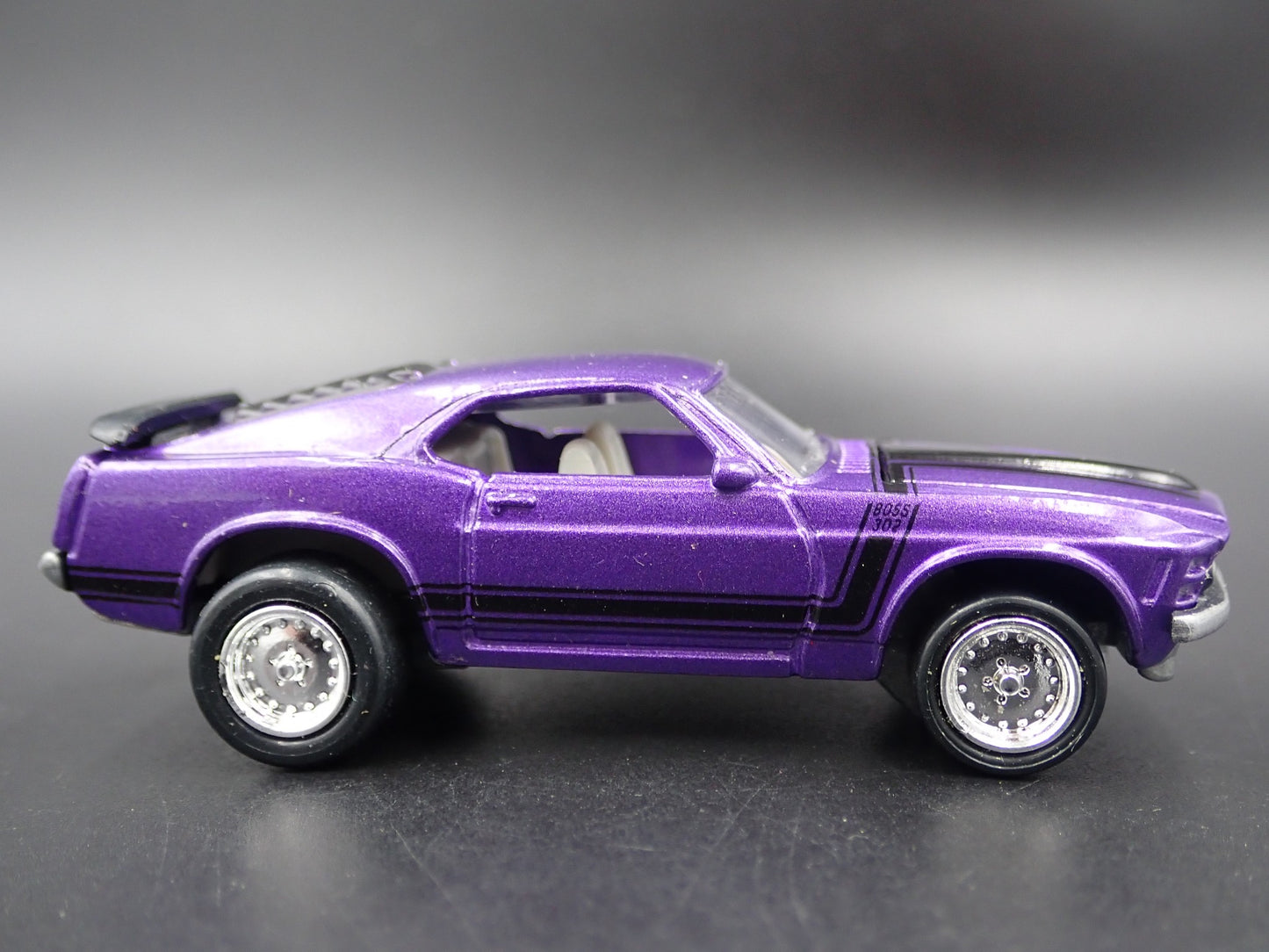 1970 70 FORD MUSTANG FASTBACK BOSS 302 RARE 1/64 SCALE DIORAMA DIECAST MODEL CAR