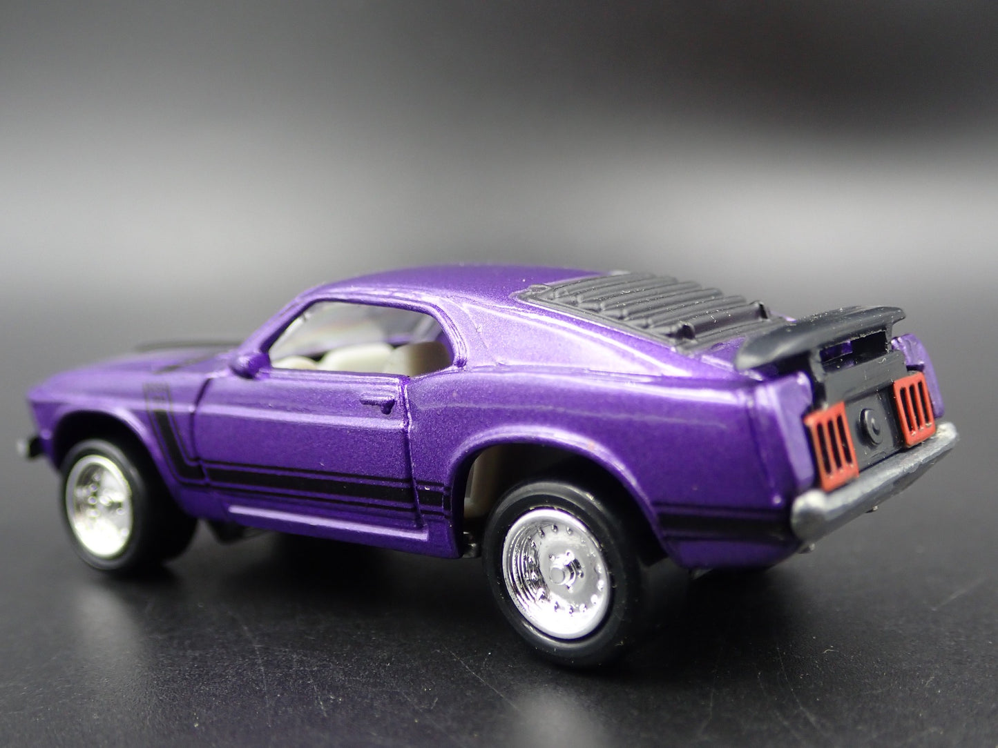 1970 70 FORD MUSTANG FASTBACK BOSS 302 RARE 1/64 SCALE DIORAMA DIECAST MODEL CAR